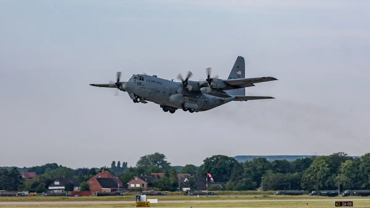 HANDOUT - 12.06.2023, Wunstorf: Eine amerikanische C-130 Hercules startet im Rahmen der Luftwaffenübung «Air Defender 2023». Die größte Luftwaffenübung seit Bestehen der Nato - das Manöver «Air Defender 2023» - hat offiziell begonnen. Foto: Francis Hildemann/Bundeswehr/dpa - ACHTUNG: Nur zur redaktionellen Verwendung im Zusammenhang mit der aktuellen Berichterstattung und nur mit vollständiger Nennung des vorstehenden Credits +++ dpa-Bildfunk +++