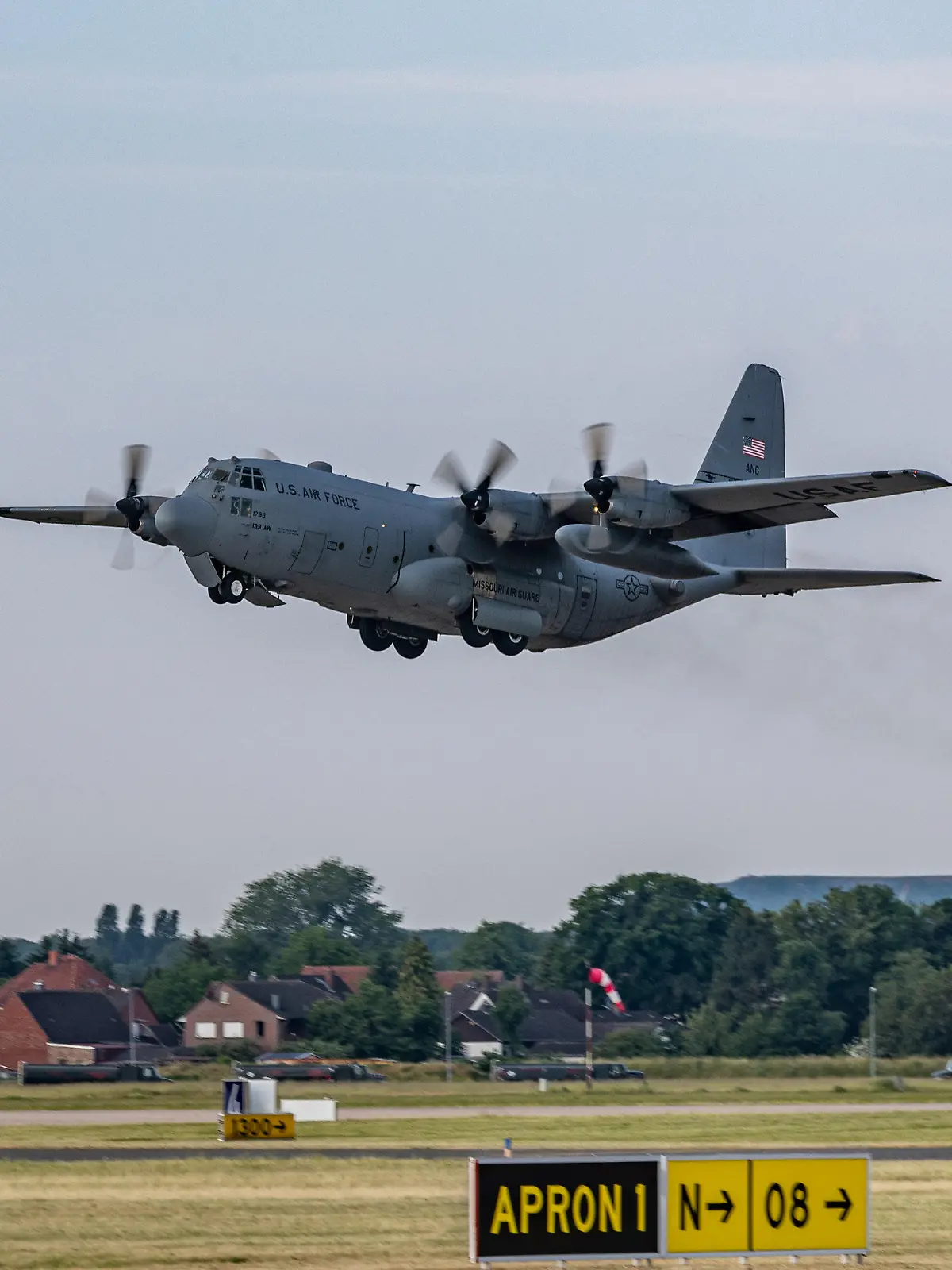 HANDOUT - 12.06.2023, Wunstorf: Eine amerikanische C-130 Hercules startet im Rahmen der Luftwaffenübung «Air Defender 2023». Die größte Luftwaffenübung seit Bestehen der Nato - das Manöver «Air Defender 2023» - hat offiziell begonnen. Foto: Francis Hildemann/Bundeswehr/dpa - ACHTUNG: Nur zur redaktionellen Verwendung im Zusammenhang mit der aktuellen Berichterstattung und nur mit vollständiger Nennung des vorstehenden Credits +++ dpa-Bildfunk +++