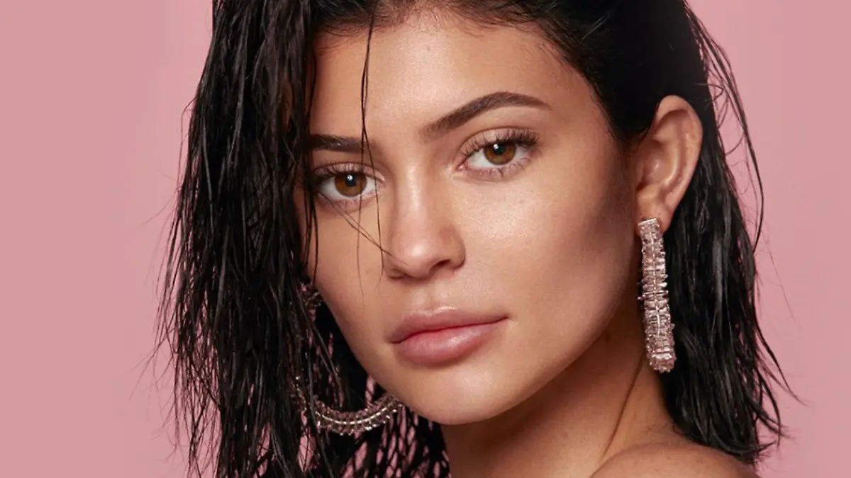 Kylie Jenner zeigt sich natürlich mit vollen Lippen.