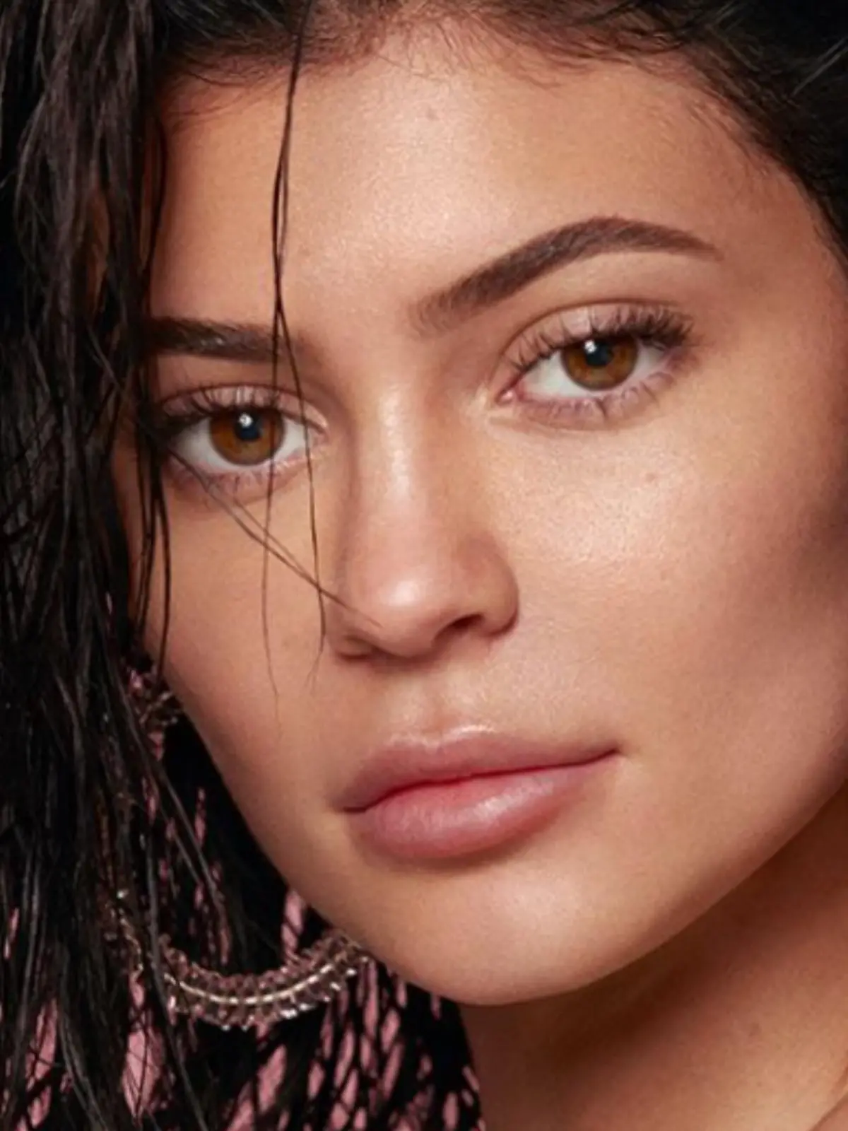 Kylie Jenner zeigt sich natürlich mit vollen Lippen.