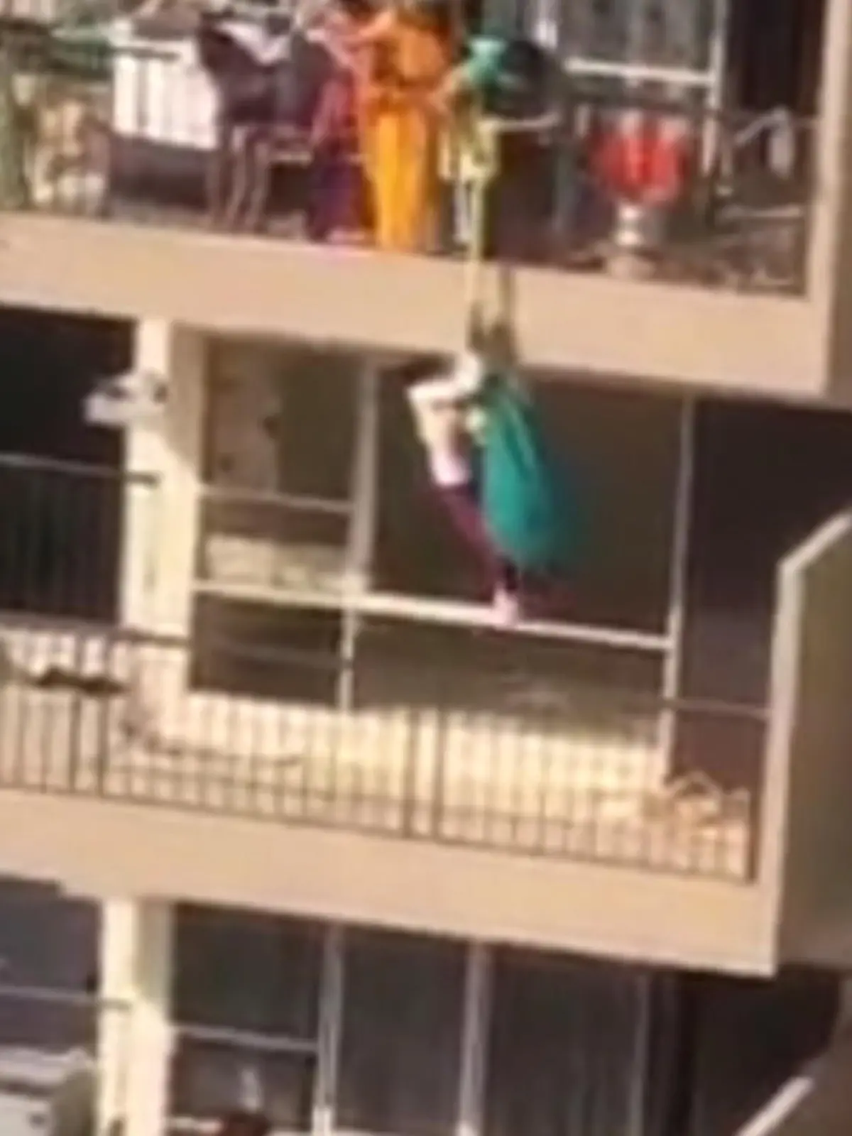 Damit er ein verlorenes Kleidungsttück vom Balkon eine Etage tiefer holt, lässt die Mutter ihren Sohn über die Brüstung hinab - neun Stockwerke über dem Boden.