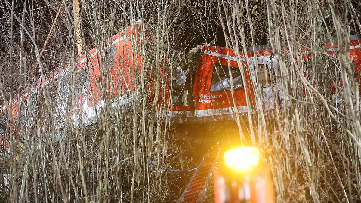 14.02.2022, Bayern, Schäftlarn: Ein Waggon ist an der Unfallstelle zu sehen. Beim Zusammenstoß zweier S-Bahnen im Landkreis München sind am Montag ein Mensch getötet und mehr als zehn verletzt worden. Es habe eine niedrige zweistellige Zahl an Verletzten gegeben, berichtete ein Sprecher des Münchner Polizeipräsidiums. Foto: Matthias Balk/dpa +++ dpa-Bildfunk +++