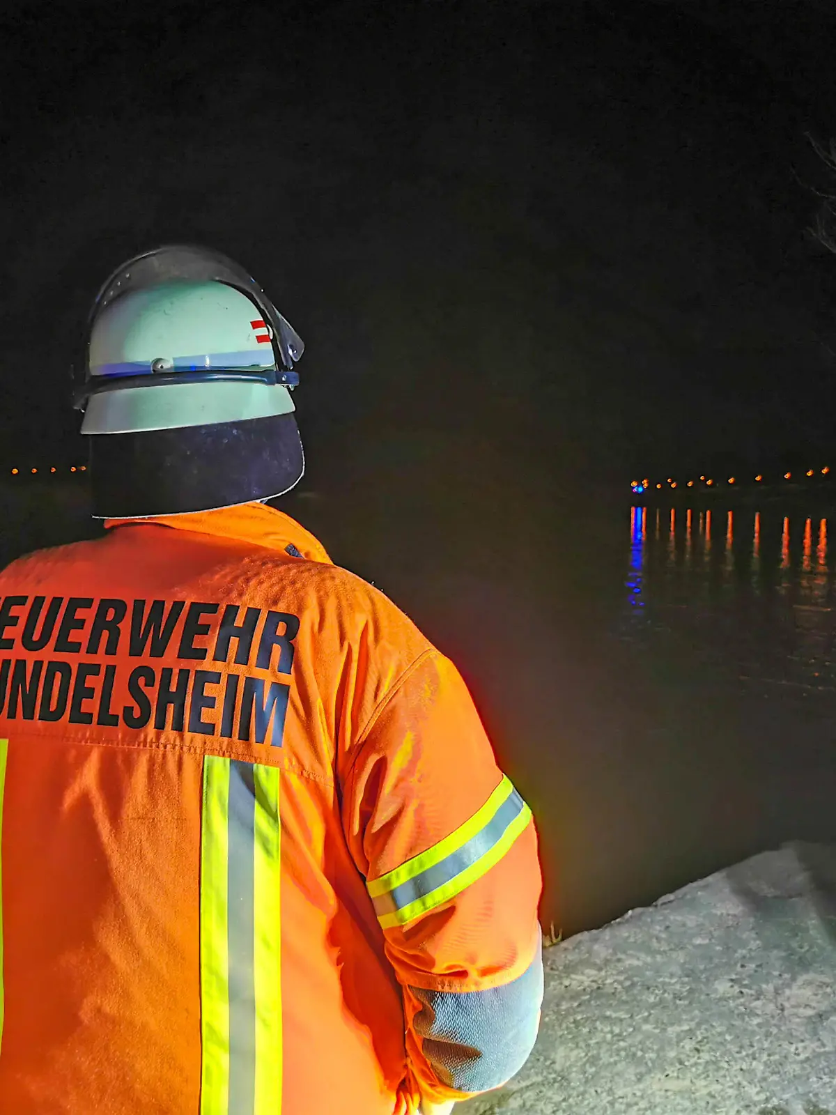 13.02.2022, Baden-Württemberg, Gundelsheim: Feruwehrleute suchen nach einem untergegangenen Luxus-Auto im Neckar. Ein Mann ist am späten Sonntagabend mit seinem Luxuswagen nach einer Pinkelpause in der baden-württembergischen Kleinstadt Gundelsheim im Neckar gelandet. Der 37-Jährige hatte sein Auto an einer Bootsrampe in dem Ort im Landkreis Heilbronn geparkt, um dort seine Notdurft zu verrichten, wie die Polizei am frühen Montagmorgen mitteilte. Beim Versuch weiterzufahren, landete er mit seinem Wagen wegen eines Fahrfehlers im Fluss. Foto: Julian Buchner/Einsatz-Report24/dpa +++ dpa-Bildfunk +++
