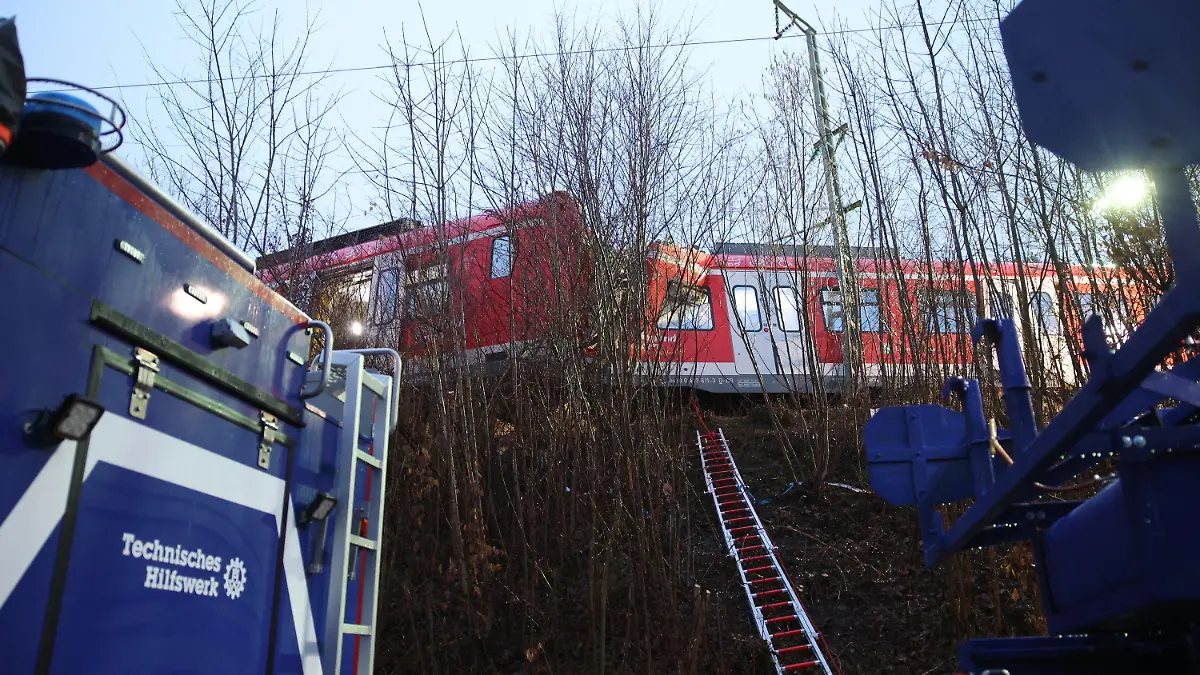 15.02.2022, Bayern, Schäftlarn: Die deformierten Waggons stehen an der Unfallstelle auf dem Bahndamm. Bei dem Frontalzusammenstoß zweier S-Bahnen im Landkreis München sind am Montag (14.02.2022) ein Mensch getötet und 18 verletzt worden. Foto: Matthias Balk/dpa +++ dpa-Bildfunk +++