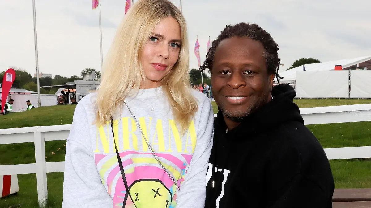 Mola Adebisi mit Freundin Adelina Zilai bei der 90s Super Show 2023 im Freizeitpark Horner Rennbahn, Hamburg, 22.07.2023 *** Mola Adebisi with girlfriend Adelina Zilai at the 90s Super Show 2023 in the amusement park Horner Rennbahn, Hamburg, 22 07 2023 Foto:xgbrcix/xFuturexImage