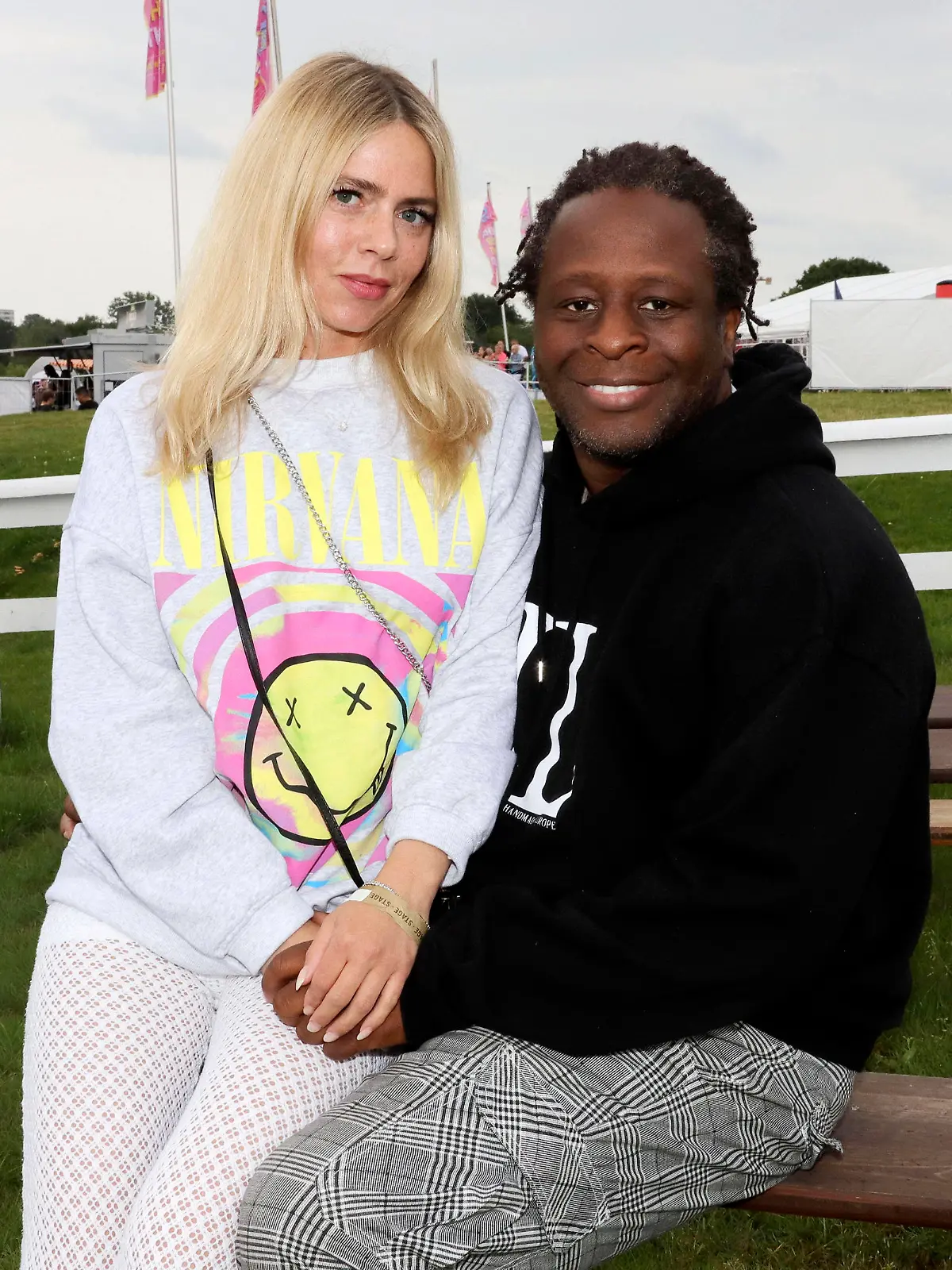 Mola Adebisi mit Freundin Adelina Zilai bei der 90s Super Show 2023 im Freizeitpark Horner Rennbahn, Hamburg, 22.07.2023 *** Mola Adebisi with girlfriend Adelina Zilai at the 90s Super Show 2023 in the amusement park Horner Rennbahn, Hamburg, 22 07 2023 Foto:xgbrcix/xFuturexImage