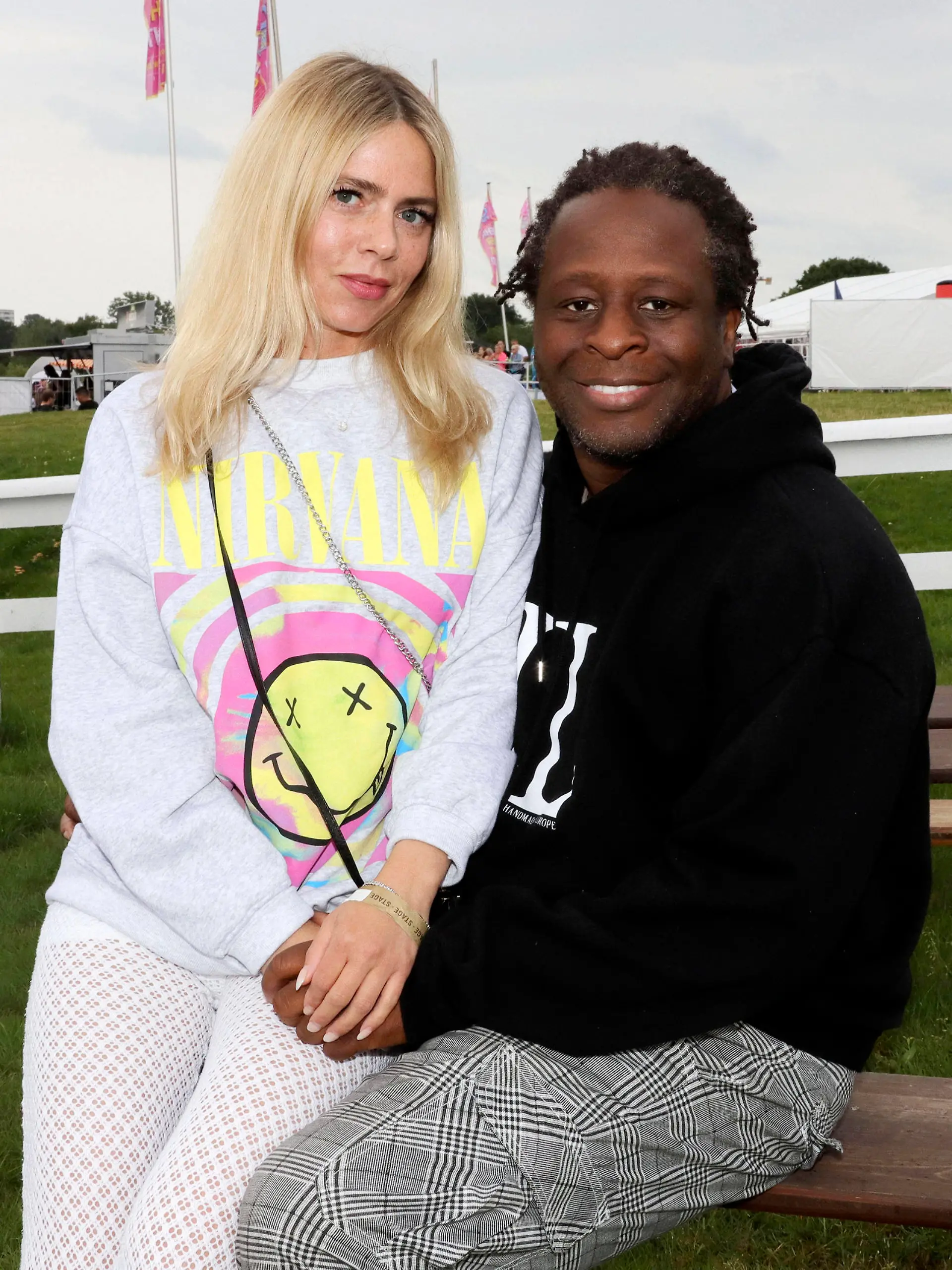 Mola Adebisi mit Freundin Adelina Zilai bei der 90s Super Show 2023 im Freizeitpark Horner Rennbahn, Hamburg, 22.07.2023 *** Mola Adebisi with girlfriend Adelina Zilai at the 90s Super Show 2023 in the amusement park Horner Rennbahn, Hamburg, 22 07 2023 Foto:xgbrcix/xFuturexImage