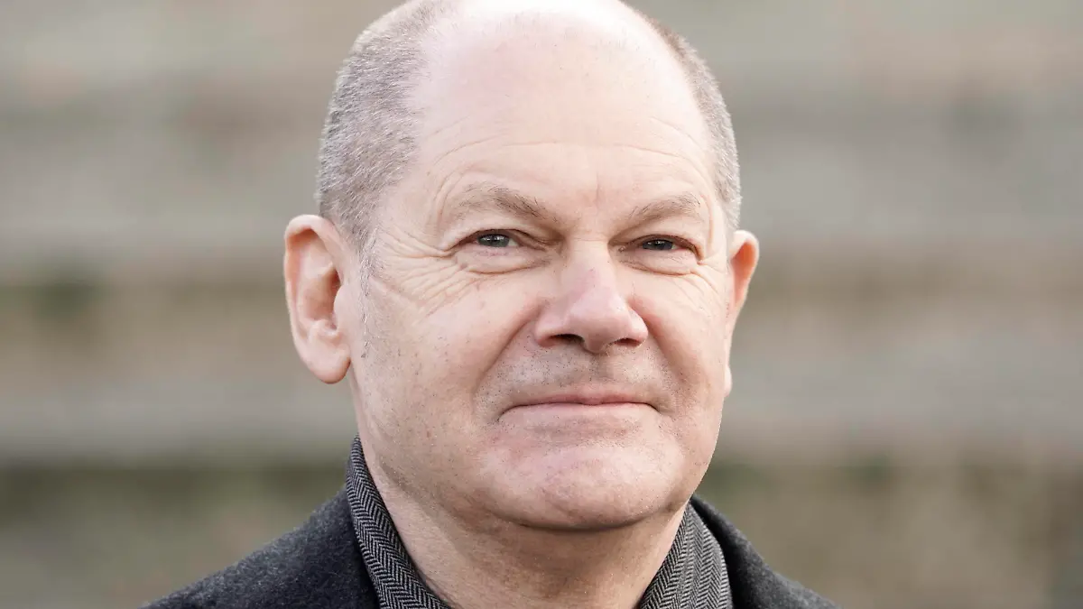  Fototermin im Vorfeld der Bundesversammlung der SPD Aktuell, 12.02.2022, Berlin, Olaf Scholz Bundeskanzler der Bundesrepublik Deutschland im Portrait beim Bildtermin im Vorfeld der 17. Bundesversammlung mit dem Bundeskanzler, den Parteivorsitzenden, den Fraktionsvorsitzenden sowie prominenten Wahlfrauen und Wahlmaennern der SPD Berlin Berlin Deutschland *** Photo appointment in the run-up to the Federal Convention of the SPD Current, 12 02 2022, Berlin, Olaf Scholz Chancellor of the Federal Republic of Germany in the portrait at the photo appointment in the run-up to the 17 Federal Convention with the Chancellor, the party chairmen, the parliamentary group chairmen as well as prominent election women and election men of the SPD Berlin Be