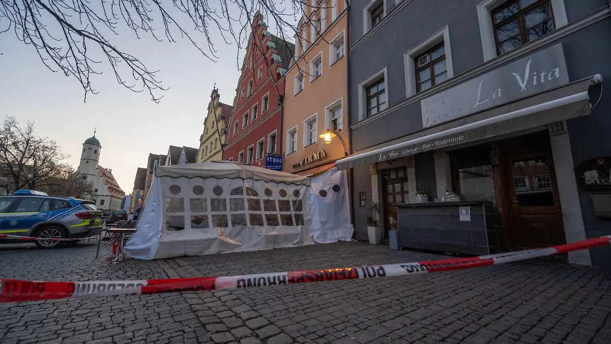 13.02.2022, Bayern, Weiden In Der Oberpfalz: Absperrband der Polizei ist vor einem Lokal in der Innenstadt angebracht. Nach einem Restaurantbesuch ist ein 52-Jähriger möglicherweise an einer Vergiftung gestorben. Sieben weitere Personen seien verletzt worden, einige sogar schwer, teilte die Polizei am Sonntag mit. Foto: Armin Weigel/dpa +++ dpa-Bildfunk +++