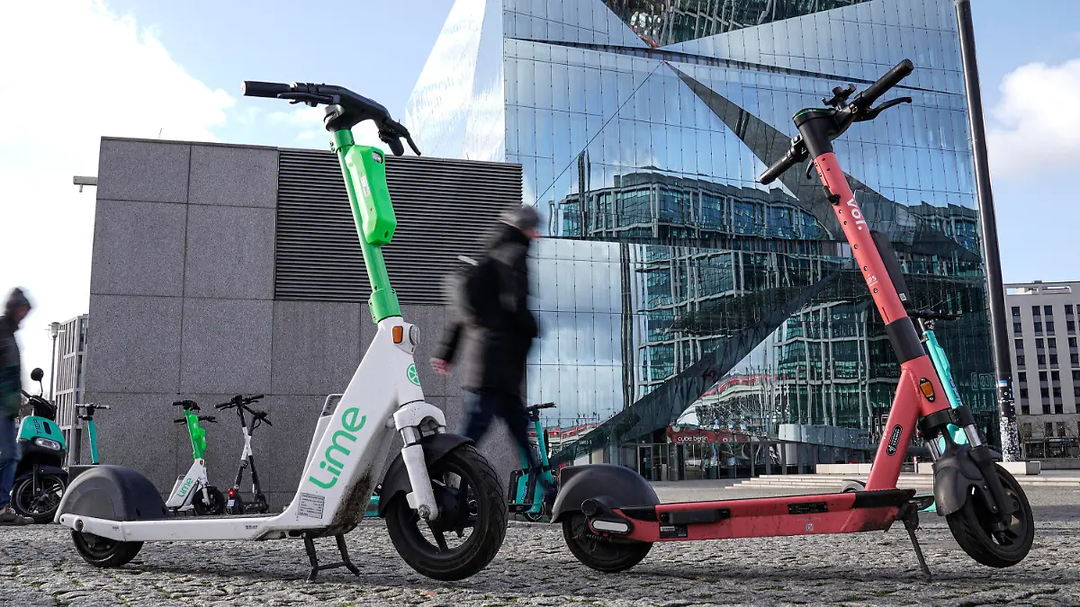 Symbolbild E-Scooter, E-Roller die neue Mobilitaet in deutschlands Grossstaedten und neuen Mobilitaetskonzepten in Staedten sowie Muellproblem