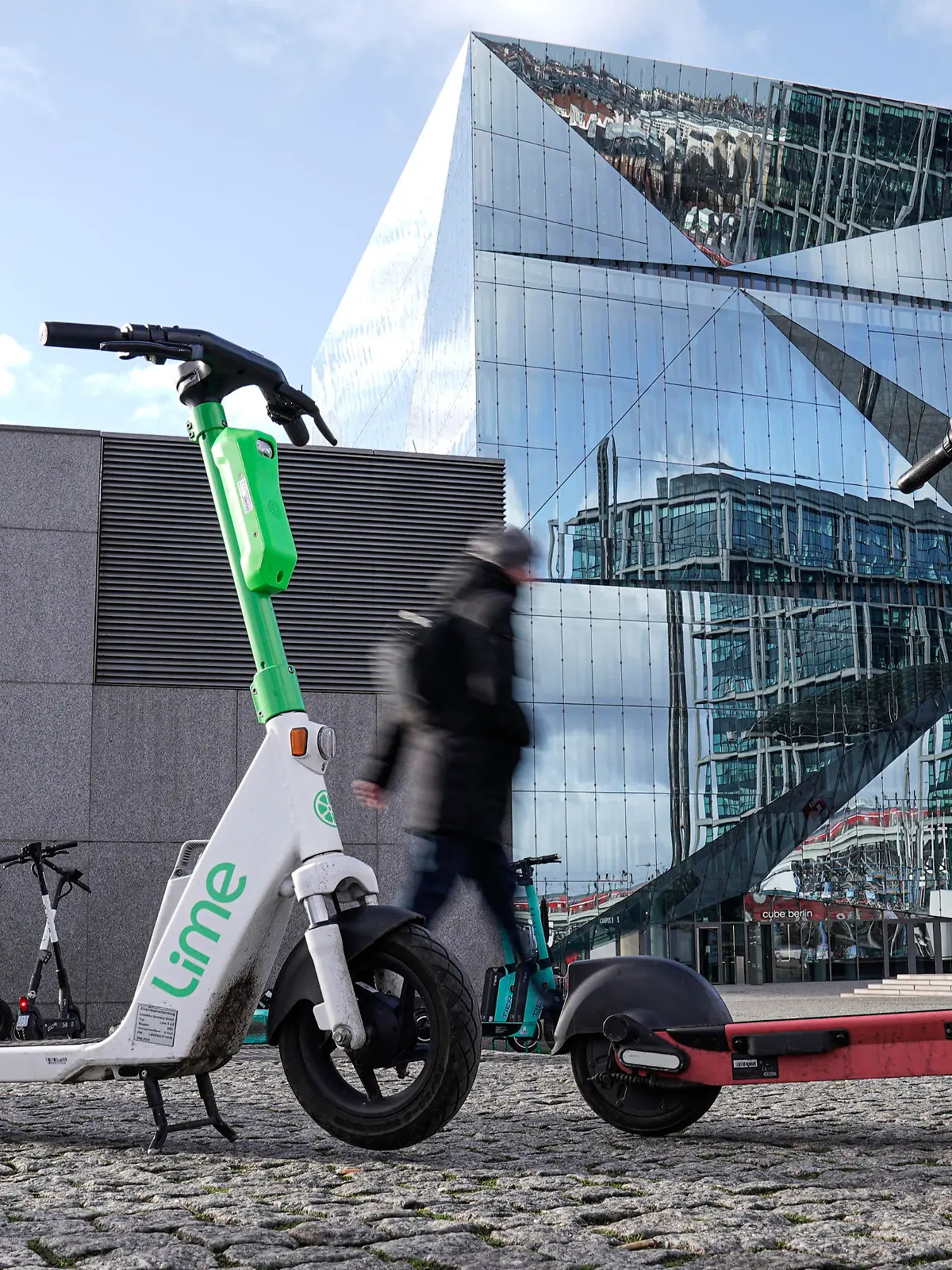 Symbolbild E-Scooter, E-Roller die neue Mobilitaet in deutschlands Grossstaedten und neuen Mobilitaetskonzepten in Staedten sowie Muellproblem