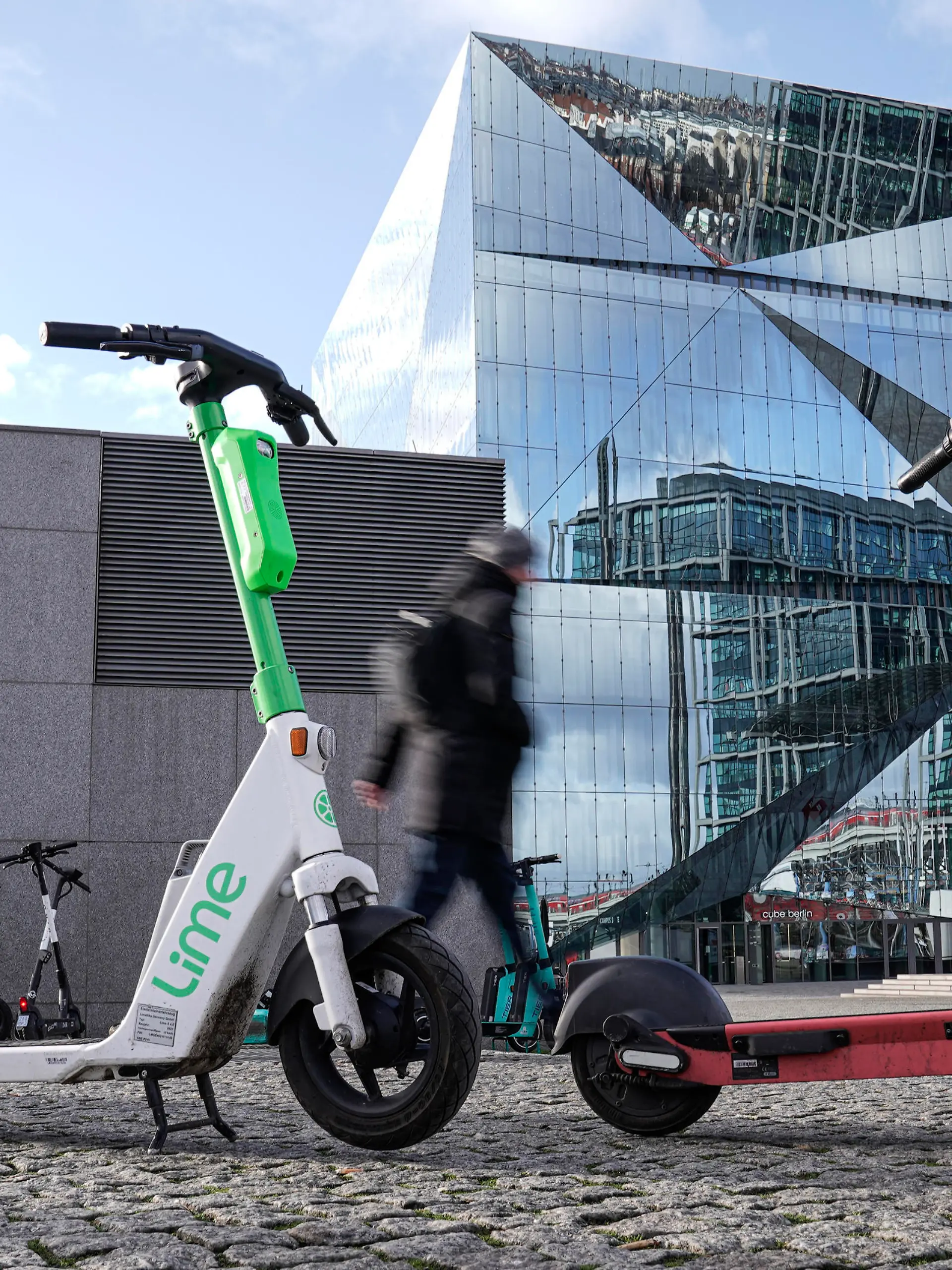 Symbolbild E-Scooter, E-Roller die neue Mobilitaet in deutschlands Grossstaedten und neuen Mobilitaetskonzepten in Staedten sowie Muellproblem
