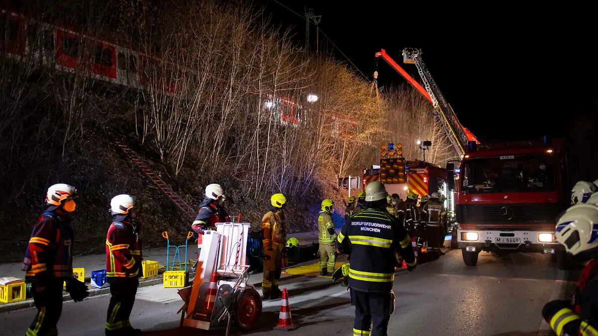 14.02.2022, Bayern, Schäftlarn: Ein Feuerwehrkran sichert nach einem Zusammenstoß zweier S-Bahnen einen Zugteil. Beim Zusammenstoß zweier S-Bahnen im Landkreis München sind am Montag ein Mensch getötet und mehr als zehn verletzt worden. Es habe eine niedrige zweistellige Zahl an Verletzten gegeben, berichtete ein Sprecher des Münchner Polizeipräsidiums. Foto: Lennart Preiss/dpa +++ dpa-Bildfunk +++
