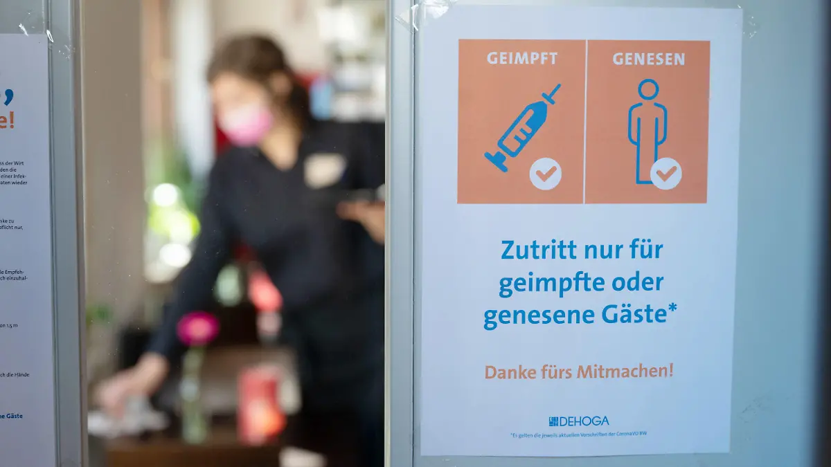 09.11.2021, Baden-Württemberg, Stuttgart: An der Eingangstür eines Restaurants im Stuttgarter Westen hängt ein Schild mit der Aufschrift «Zutritt nur für geimpfte oder genesene Gäste». Sollte in Baden-Württemberg die sogenannte Alarmstufe in Kraft treten, sieht die Corona-Verordnung landesweit die 2G-Regel etwa in Restaurants, Museen, bei Ausstellungen sowie den meisten anderen öffentlichen Veranstaltungen vor. Foto: Marijan Murat/dpa +++ dpa-Bildfunk +++