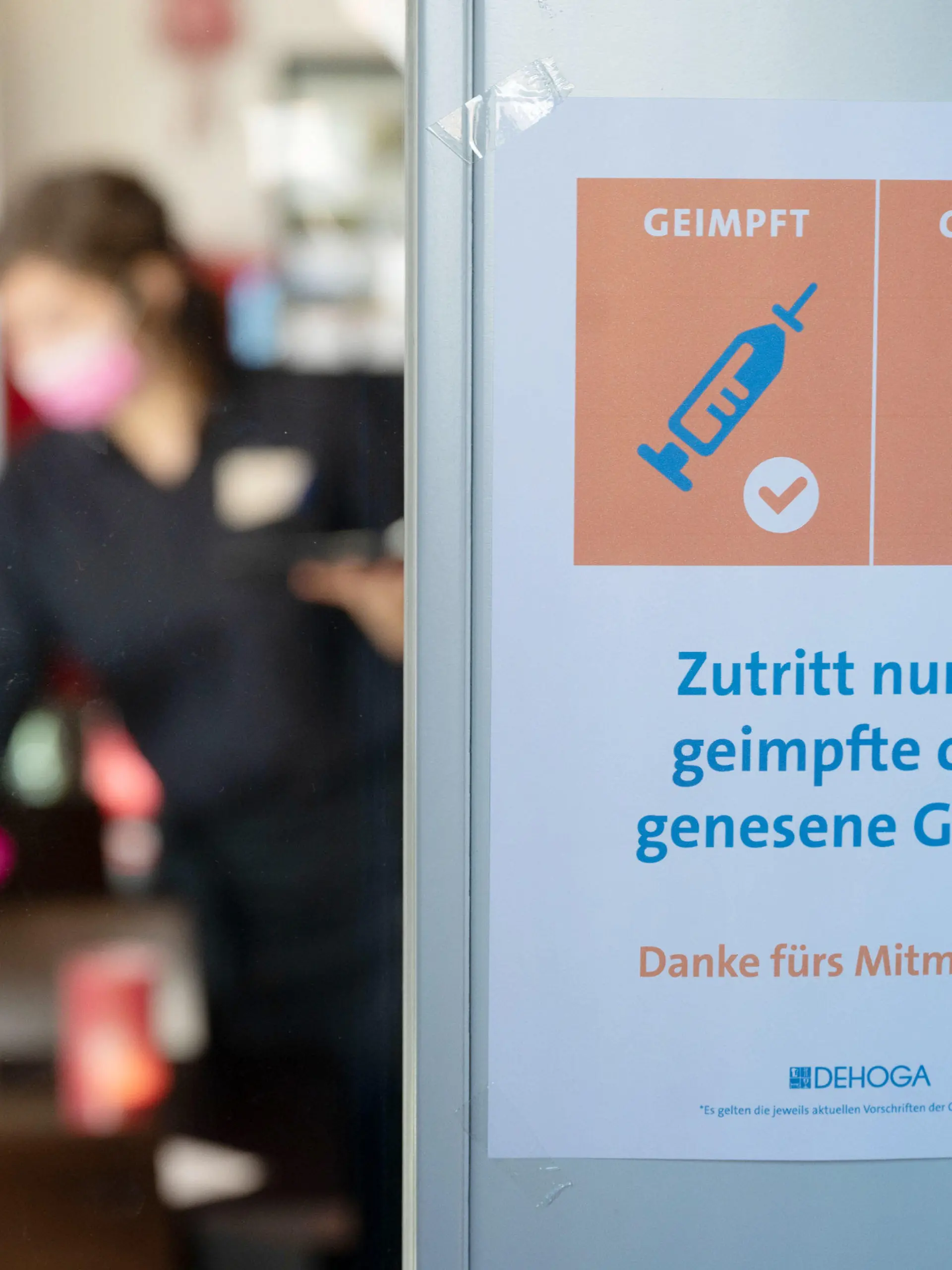 09.11.2021, Baden-Württemberg, Stuttgart: An der Eingangstür eines Restaurants im Stuttgarter Westen hängt ein Schild mit der Aufschrift «Zutritt nur für geimpfte oder genesene Gäste». Sollte in Baden-Württemberg die sogenannte Alarmstufe in Kraft treten, sieht die Corona-Verordnung landesweit die 2G-Regel etwa in Restaurants, Museen, bei Ausstellungen sowie den meisten anderen öffentlichen Veranstaltungen vor. Foto: Marijan Murat/dpa +++ dpa-Bildfunk +++