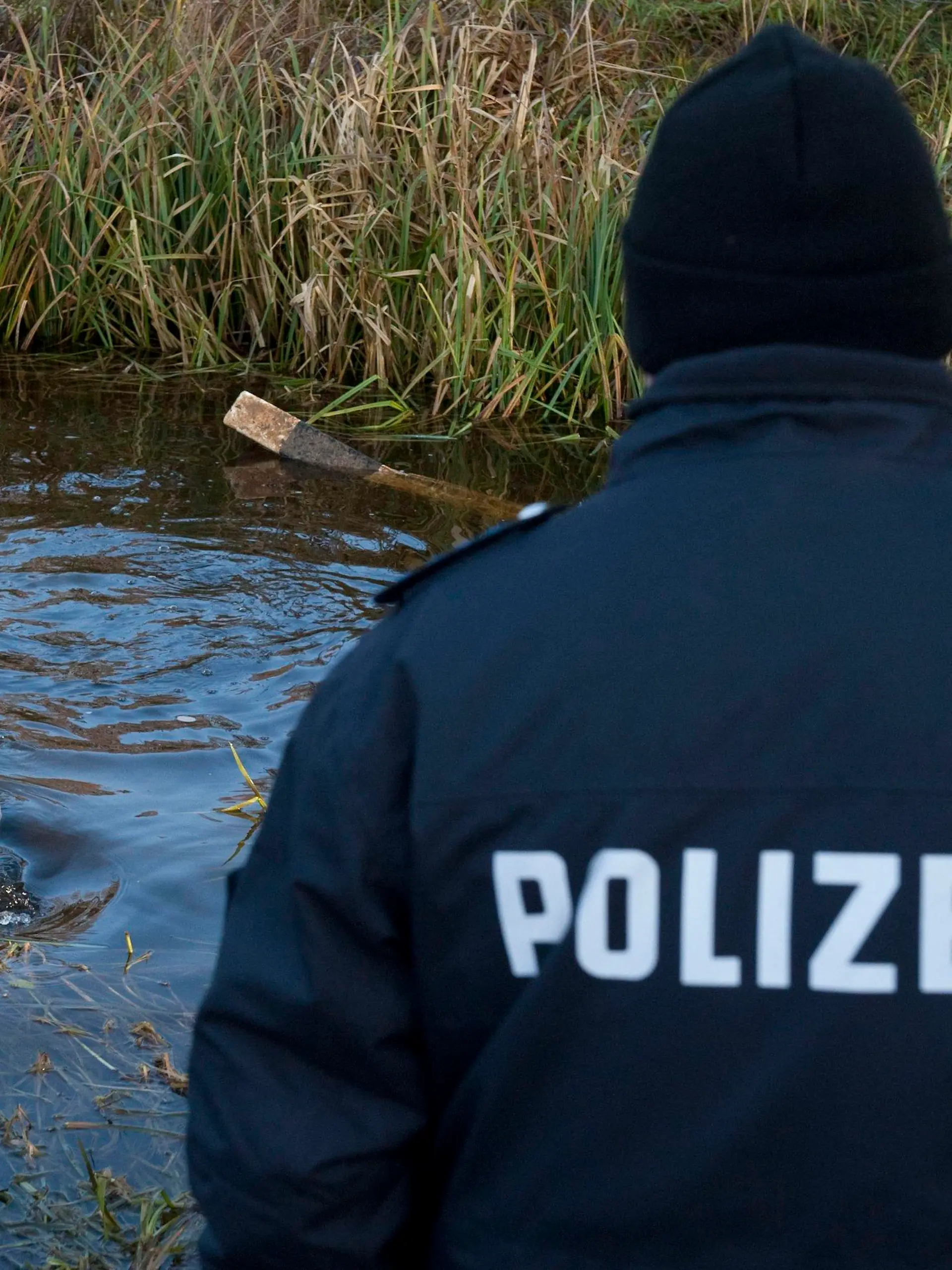 Ein Polizeitaucher sucht am Donnerstag (08.12.2011) im Bach Stepenitz nahe Drieberg nach möglichen Spuren. Am Ufer des Baches nordwestlich von Schwerin hat ein Angler am MIttwoch (07.12.2011) ein totes Baby gefunden. Gerichtsmediziner gehen davon aus, dass der Junge lebend zur Welt gekommen ist. Die Leiche hat vermutlich schon mehrere Tage an dem Bach gelegen. Die Polizei hofft, dass Zeugen helfen können, die Mutter zu finden. Foto: Robert Schlesinger dpa/lmv  +++(c) dpa - Bildfunk+++