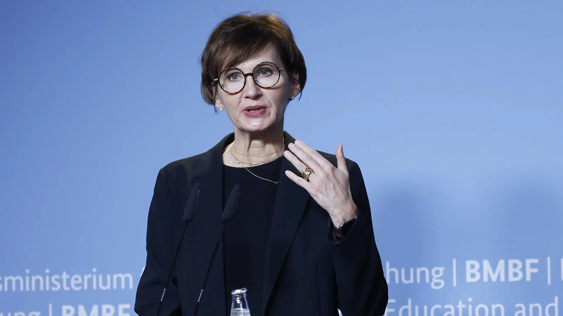  Bundesforschungsministerin Bettina Stark-Watzinger , Deutschland, Berlin, Pressekonferenz Mit Forschung gegen Fake News zum Safer Internet Day *** Federal Minister of Research Bettina Stark Watzinger , Germany, Berlin, Press conference With research against fake news on Safer Internet Day