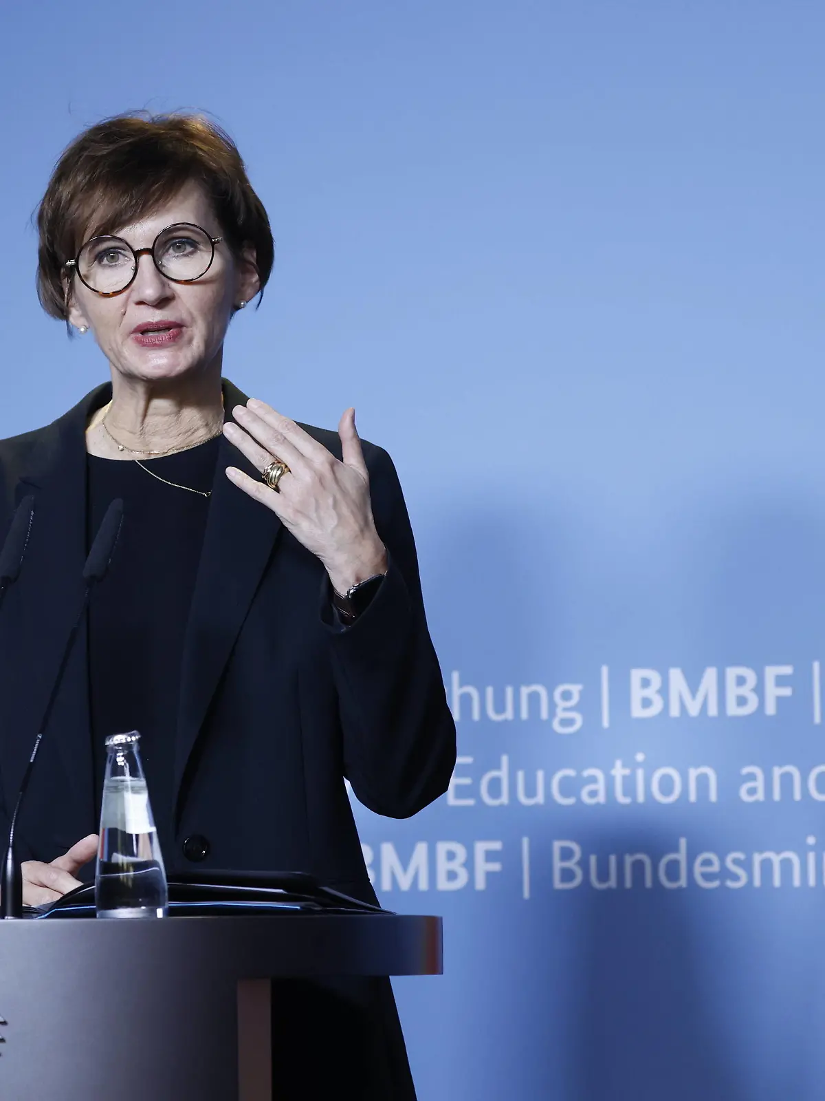  Bundesforschungsministerin Bettina Stark-Watzinger , Deutschland, Berlin, Pressekonferenz Mit Forschung gegen Fake News zum Safer Internet Day *** Federal Minister of Research Bettina Stark Watzinger , Germany, Berlin, Press conference With research against fake news on Safer Internet Day