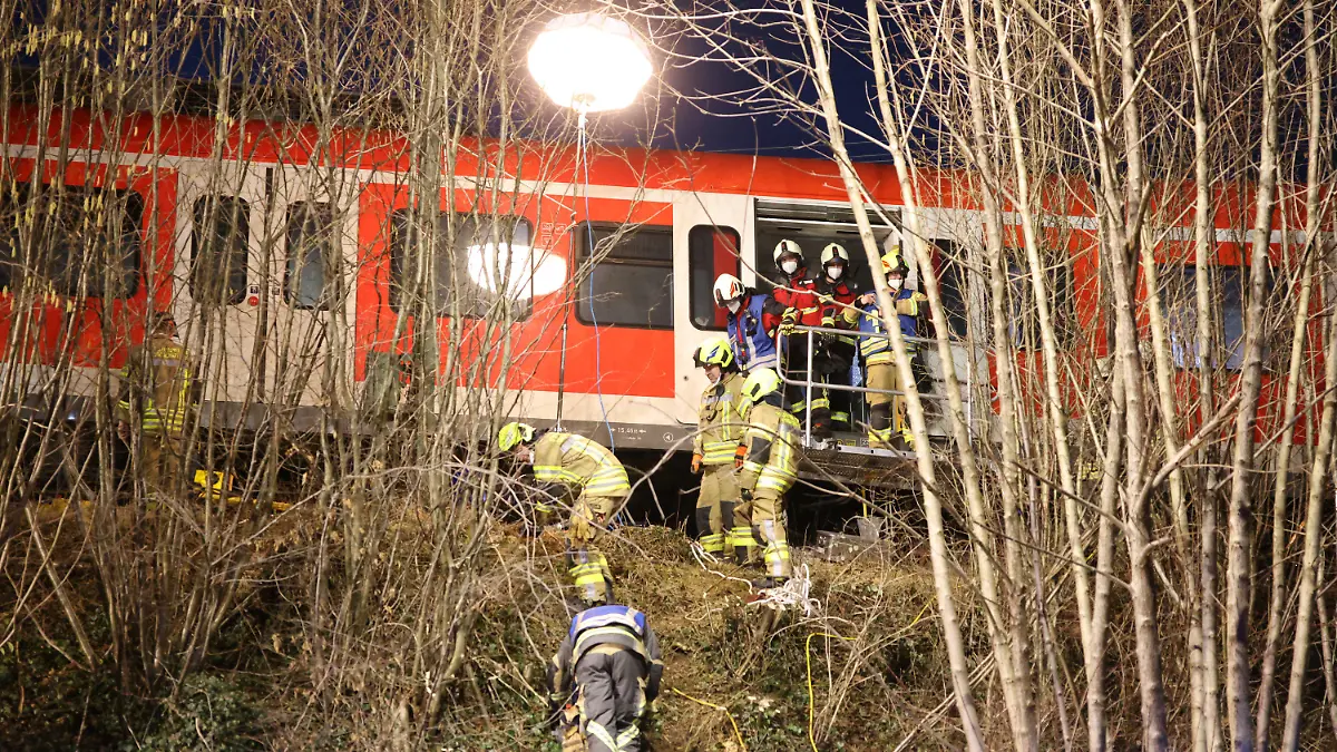 dpatopbilder - 14.02.2022, Bayern, Schäftlarn: Rettungskräfte arbeiten an der Unfallstelle. Beim Zusammenstoß zweier S-Bahnen im Landkreis München sind am Montag ein Mensch getötet und mehr als zehn verletzt worden. Es habe eine niedrige zweistellige Zahl an Verletzten gegeben, berichtete ein Sprecher des Münchner Polizeipräsidiums. Foto: Matthias Balk/dpa +++ dpa-Bildfunk +++