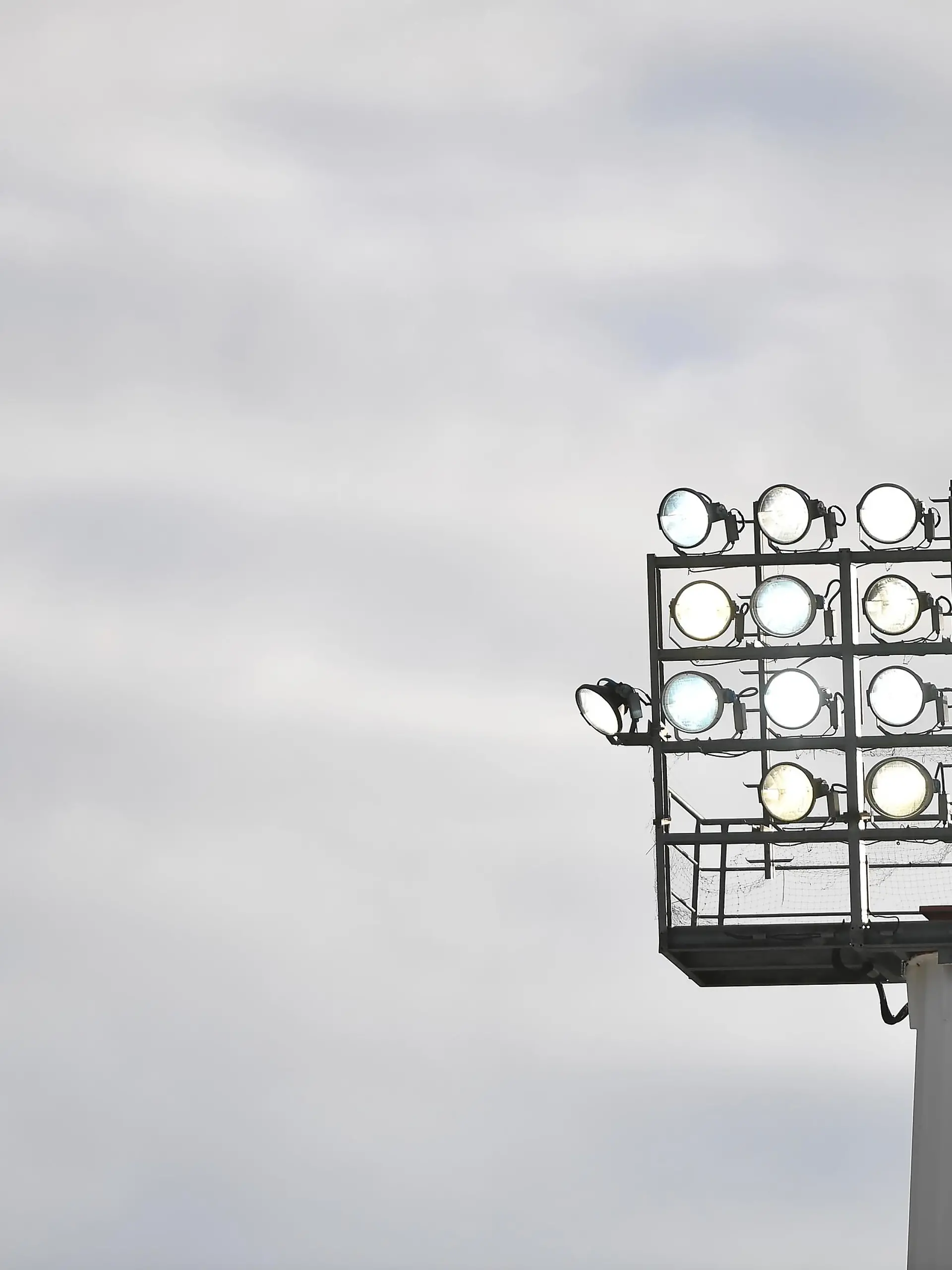08.01.2022 --- Fussball --- Saison 2021 2022 --- 1. Fussball - Bundesliga --- 18. Spieltag: SpVgg Greuther Fürth ( Kleeblatt ) - VfB Stuttgart --- Foto: Sportfoto Zink/MeZi --- DFL regulations prohibit any use of photographs as image sequences and/or quasi-video - only for editorial use --- Feature Impression Symbolbild Symbolfoto - Flutlicht Flutlichtmast