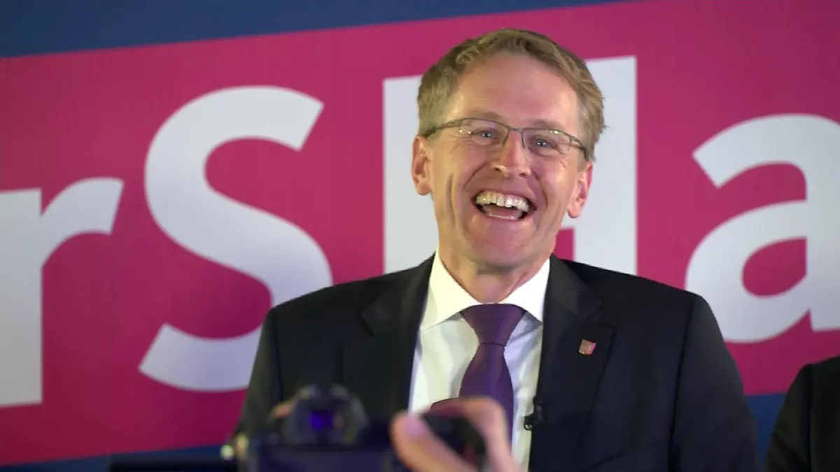 Nach dem Erdrutsch-Sieg der CDU in Schleswig-Holstein ist Daniel Günther bester Laune.
