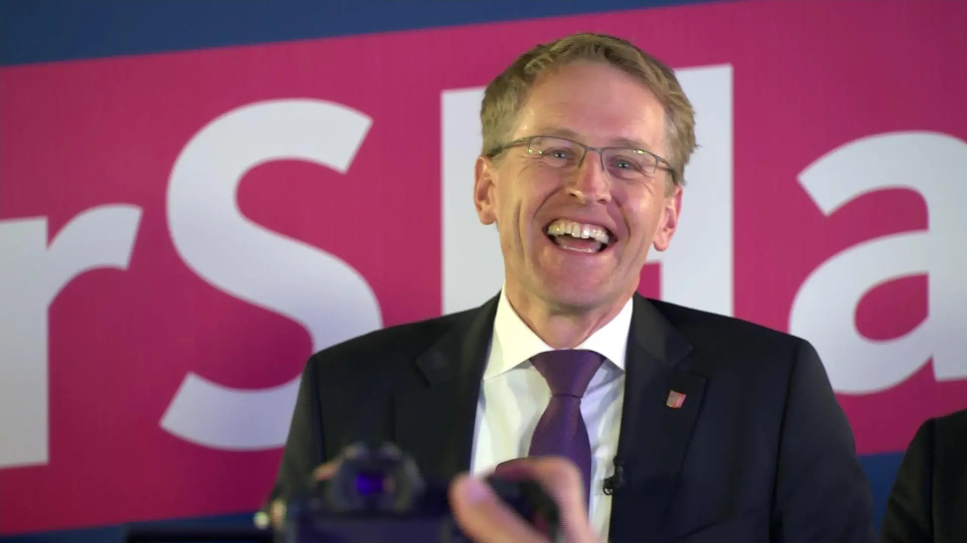 Nach dem Erdrutsch-Sieg der CDU in Schleswig-Holstein ist Daniel Günther bester Laune.
