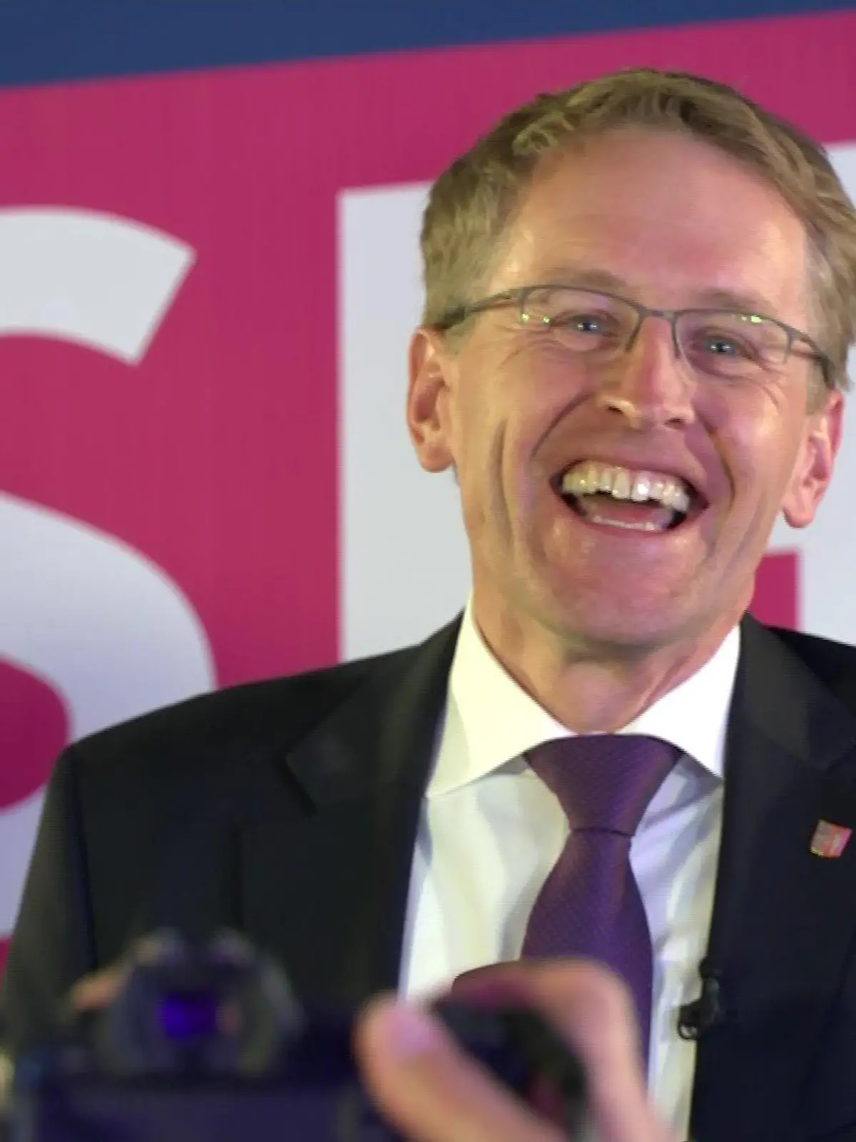 Nach dem Erdrutsch-Sieg der CDU in Schleswig-Holstein ist Daniel Günther bester Laune.