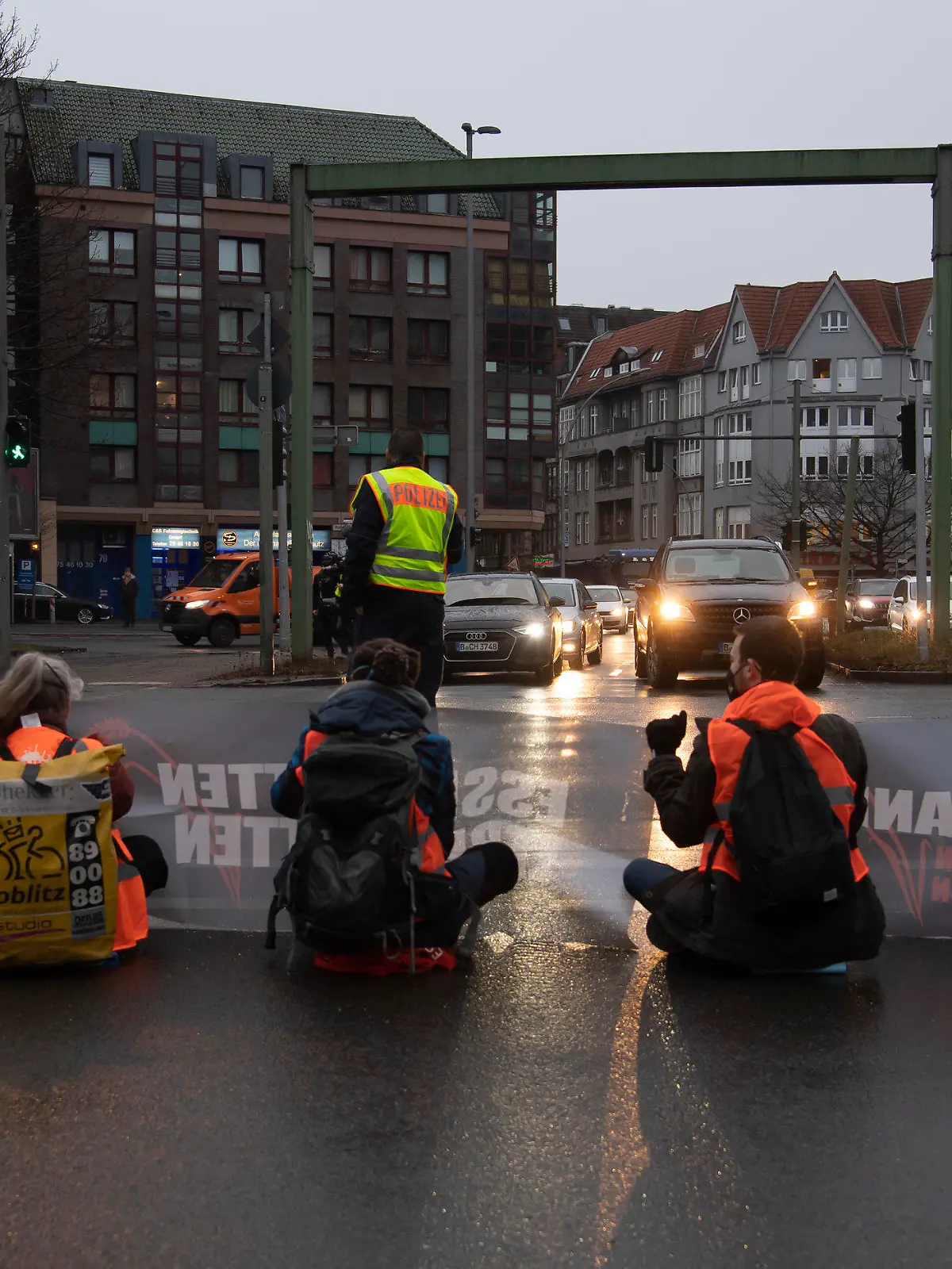 24.01.2022, Berlin: Aktivisten einer Gruppe, die sich Aufstand der letzten Generation nennt, blockieren in Steglitz die Zufahrt zur Stadtautobahn. Klimaschützer haben am Morgen versucht, Straßen in Berlin zu blockieren. Sie fordern von der Bundesregierung ein Gesetz gegen Lebensmittelverschwendung und Entscheidungen für eine verträglichere Landwirtschaft. Foto: Paul Zinken/dpa +++ dpa-Bildfunk +++