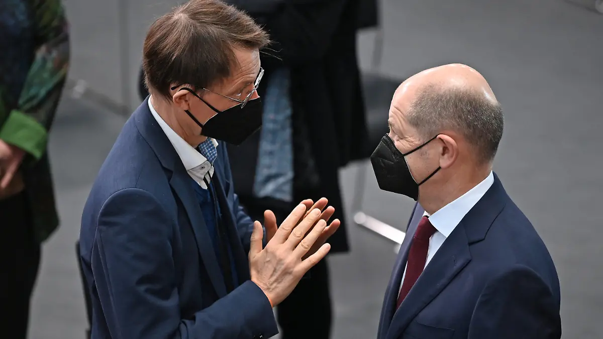 13.02.2022, Berlin: Karl Lauterbach (SPD, l), Bundesminister für Gesundheit, redet vor der Wahl des Bundespräsidenten durch die Bundesversammlung im Paul-Löbe-Haus mit Bundeskanzler Olaf Scholz (SPD). Foto: Britta Pedersen/dpa-Zentralbild/dpa +++ dpa-Bildfunk +++