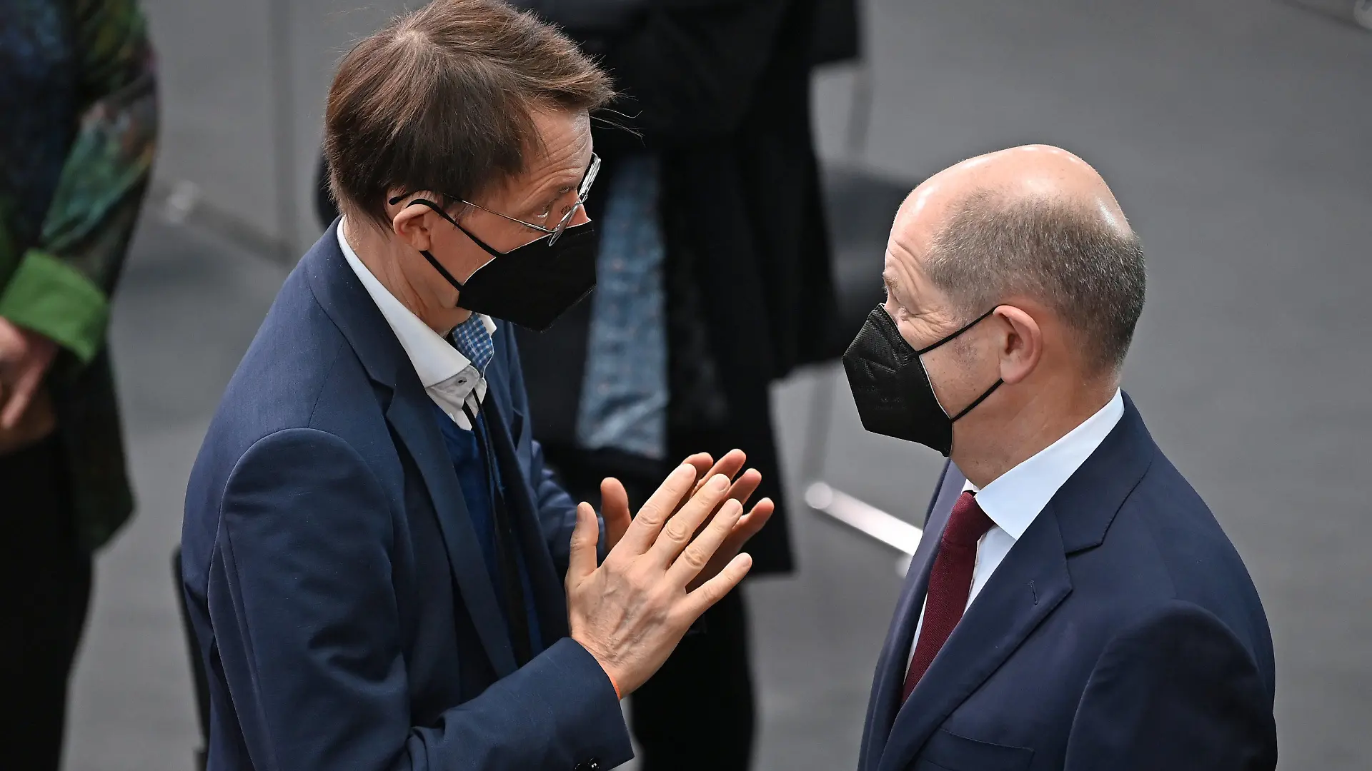13.02.2022, Berlin: Karl Lauterbach (SPD, l), Bundesminister für Gesundheit, redet vor der Wahl des Bundespräsidenten durch die Bundesversammlung im Paul-Löbe-Haus mit Bundeskanzler Olaf Scholz (SPD). Foto: Britta Pedersen/dpa-Zentralbild/dpa +++ dpa-Bildfunk +++