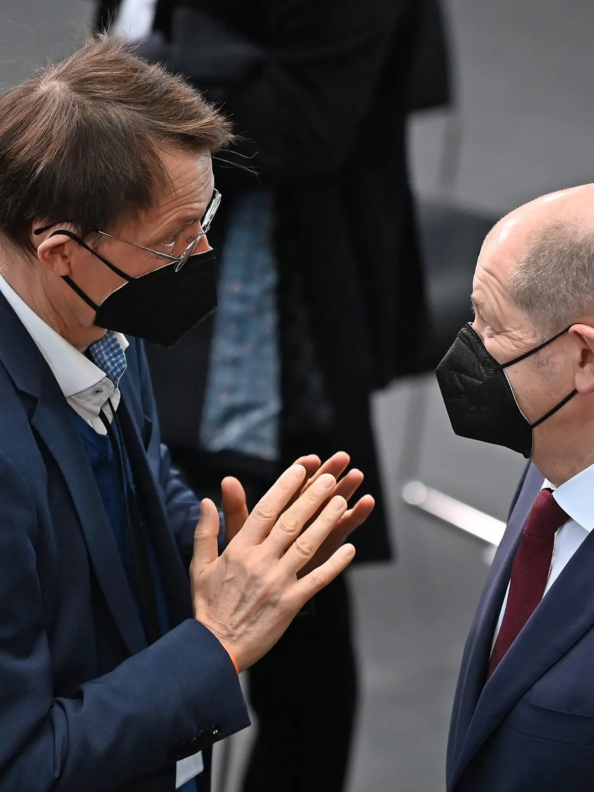 13.02.2022, Berlin: Karl Lauterbach (SPD, l), Bundesminister für Gesundheit, redet vor der Wahl des Bundespräsidenten durch die Bundesversammlung im Paul-Löbe-Haus mit Bundeskanzler Olaf Scholz (SPD). Foto: Britta Pedersen/dpa-Zentralbild/dpa +++ dpa-Bildfunk +++
