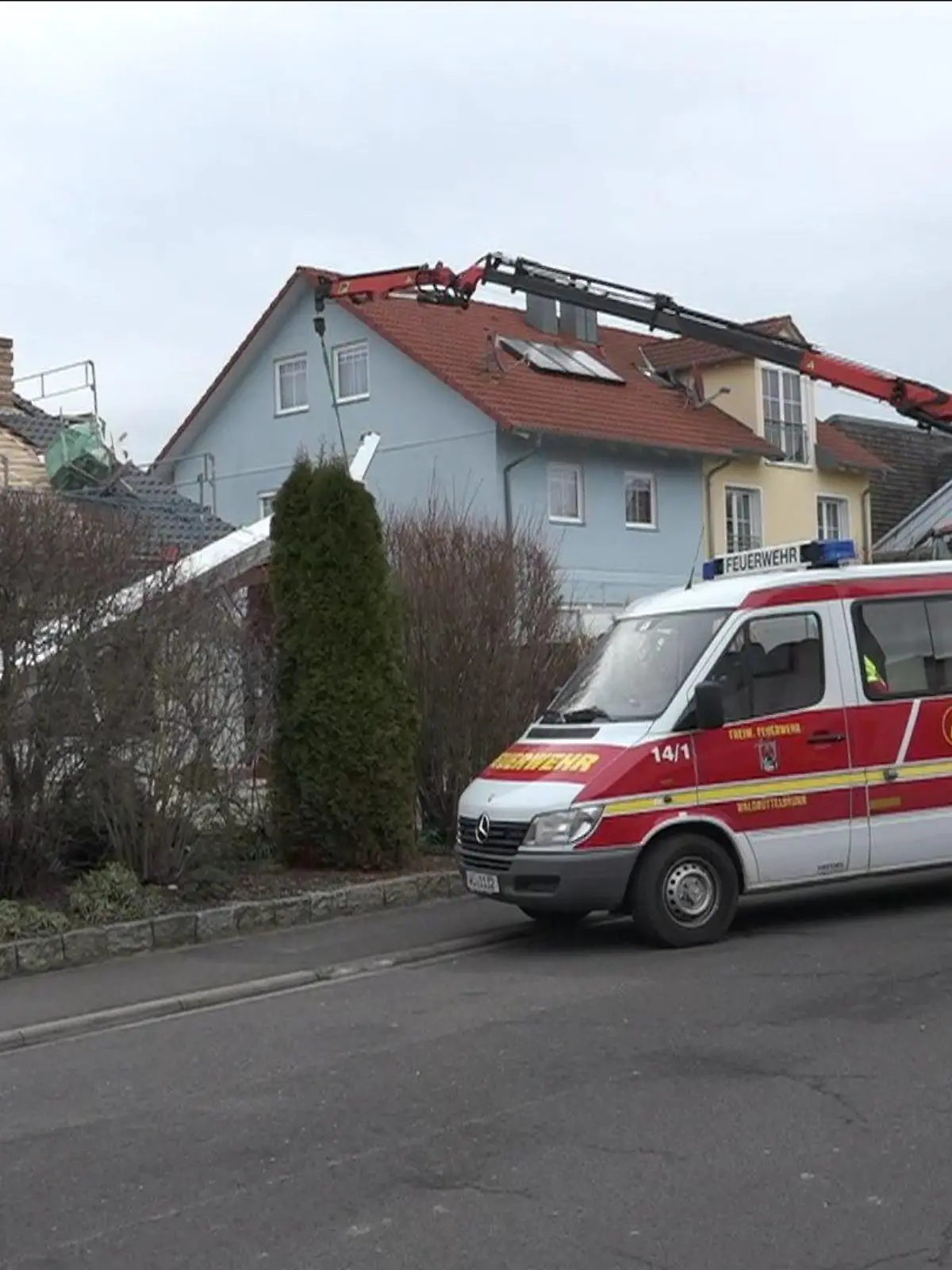 In Hettstadt bei Würzburg ist ein Baukrank umgestürzt.