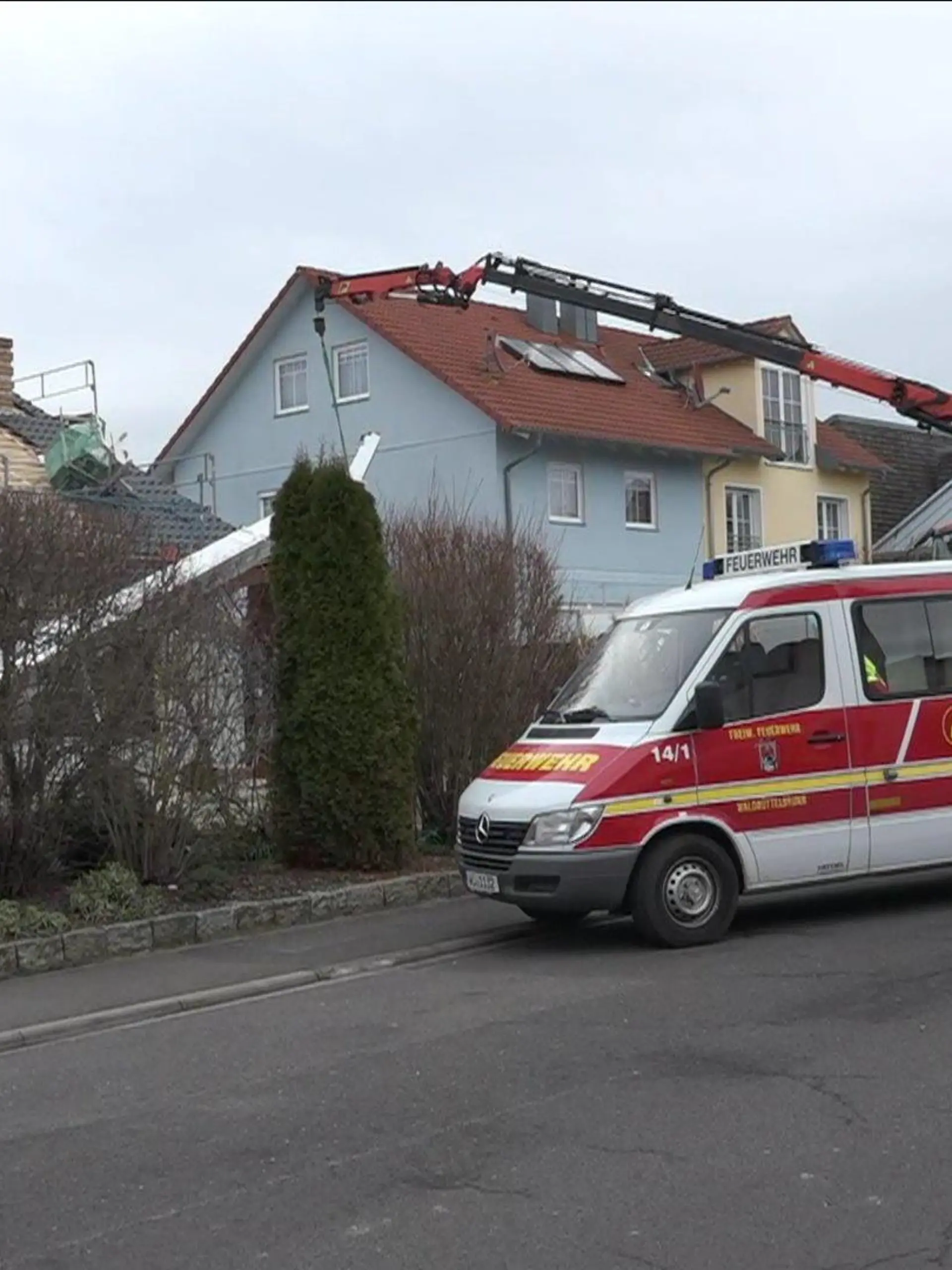 In Hettstadt bei Würzburg ist ein Baukrank umgestürzt.