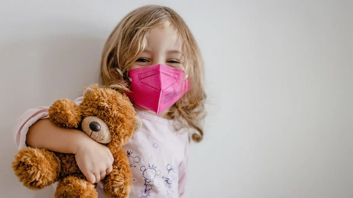  Tree year old girl with teddy bear wearing face mask respirator, in Prague, Czech Republic, November 7, 2021. CTKxPhoto/MartinxMacakxGregor CTKPhotoF202112010966401 PUBLICATIONxNOTxINxCZExSVK