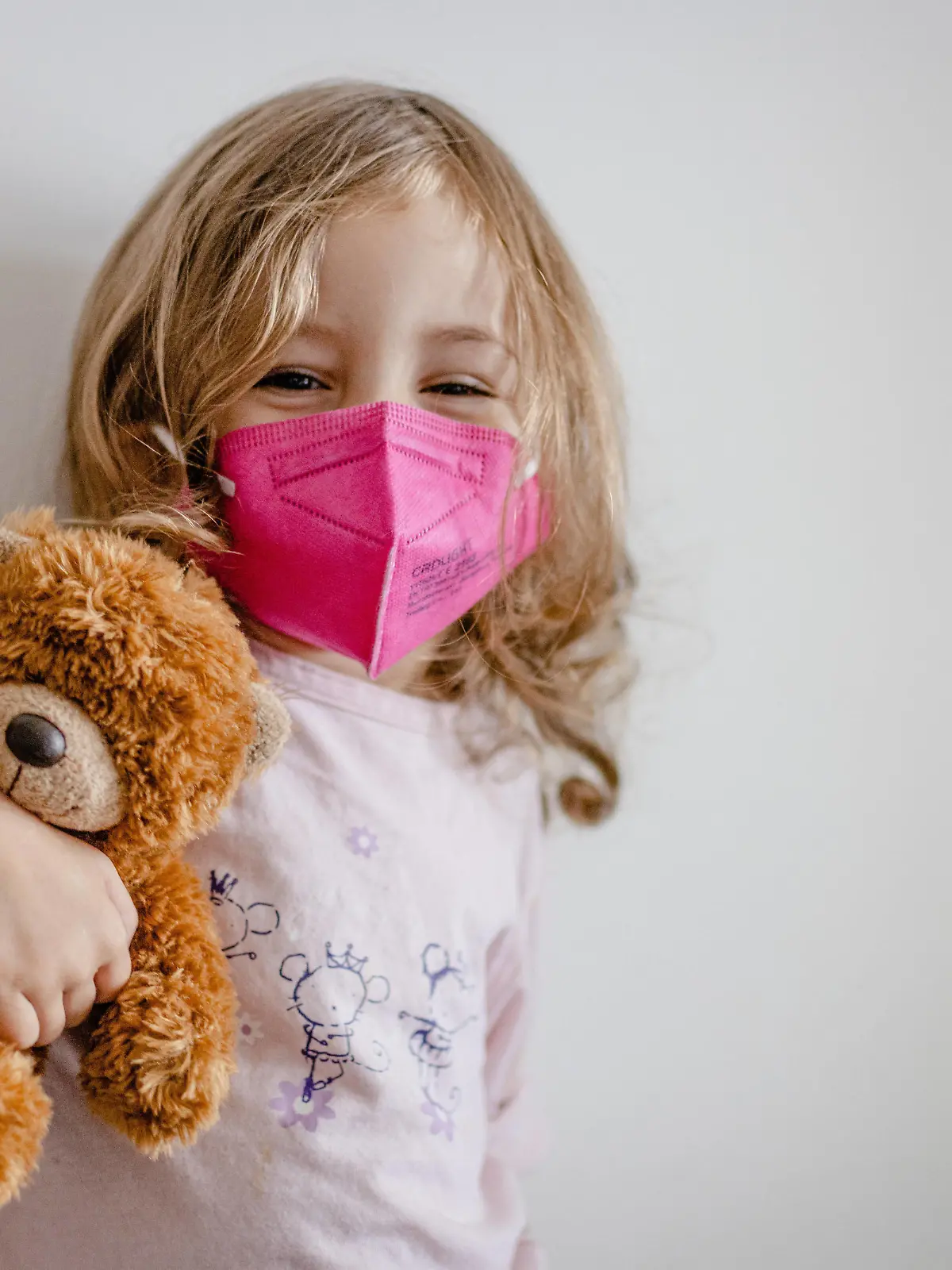  Tree year old girl with teddy bear wearing face mask respirator, in Prague, Czech Republic, November 7, 2021. CTKxPhoto/MartinxMacakxGregor CTKPhotoF202112010966401 PUBLICATIONxNOTxINxCZExSVK