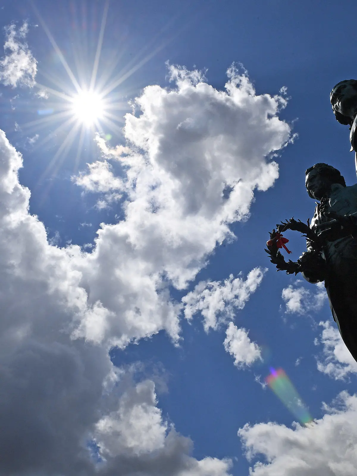 29.06.2020, Thüringen, Weimar: Sonne und Wolken sind über dem Goethe-und Schiller-Denkmal auf dem Theaterplatz zu sehen. Nach Angaben des DWD zeigte sich das Juni-Wetter in Deutschland eher von seiner launenhaften Seite. Foto: Martin Schutt/dpa-Zentralbild/dpa +++ dpa-Bildfunk +++