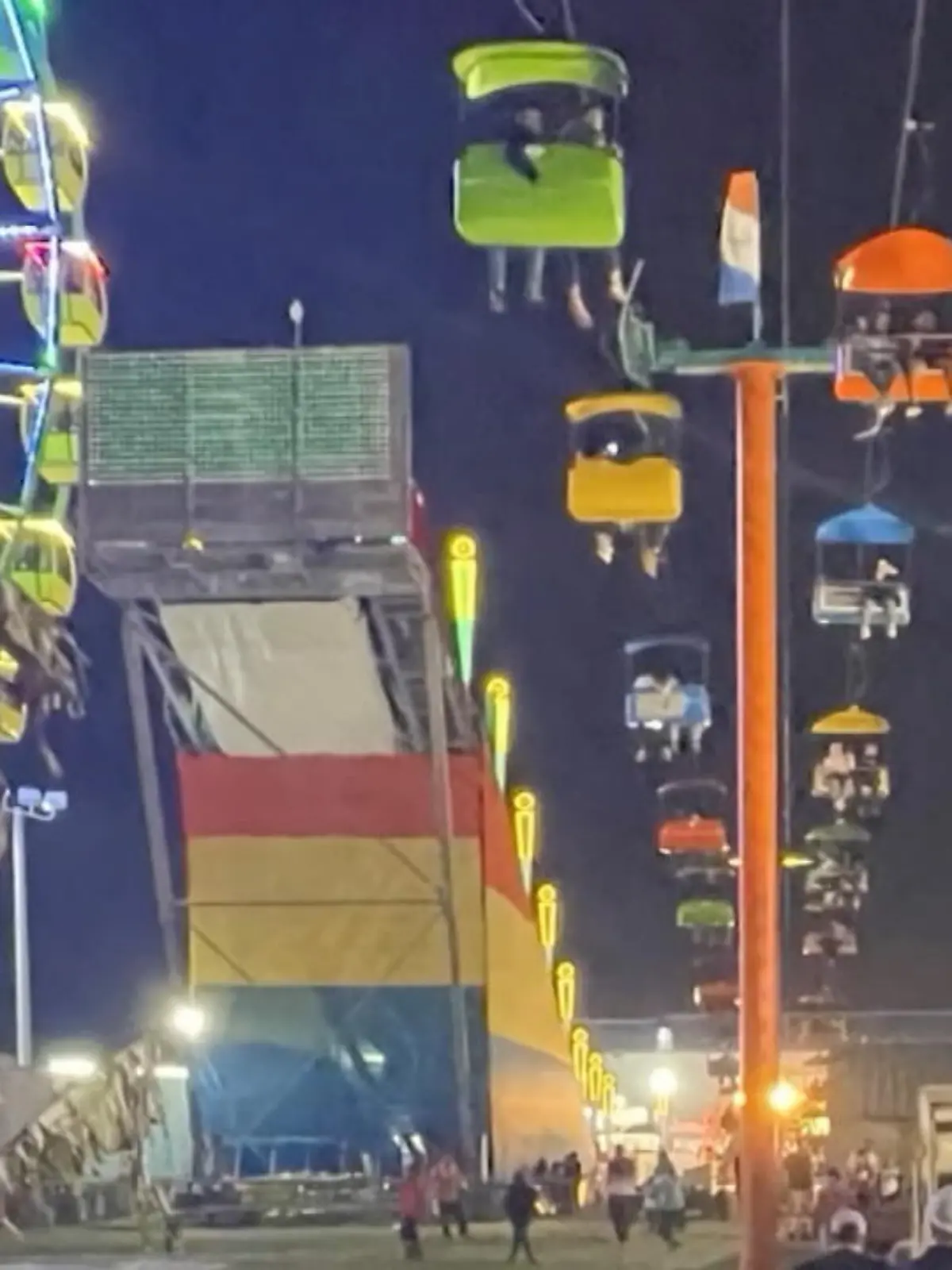 Sie fiel aus 12 Metern Höhe auf den Boden: In Florida ist ein Mädchen aus einer Gondel gestürzt. Auf einem Jahrmarkt soll die Siebenjährige unter einem Sicherheitsbügel durchgerutscht sein. Bewusstlos finden Passanten sie auf dem Boden, alarmieren sofort den Rettungsdienst.