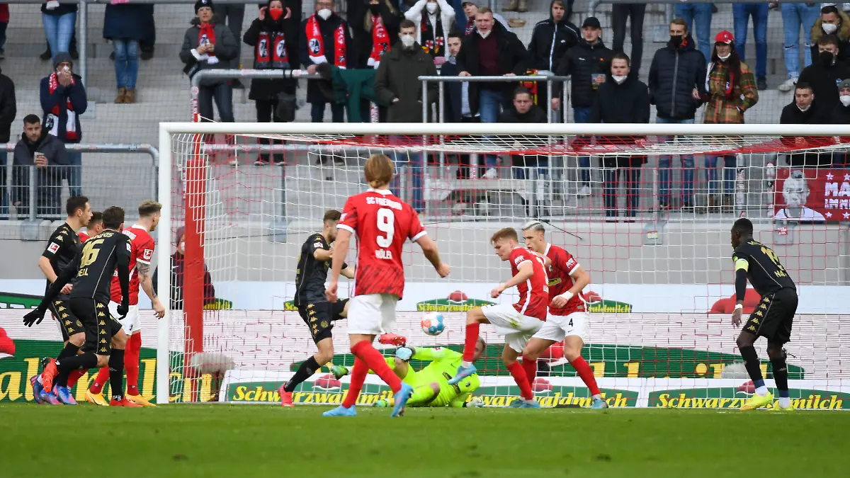 Fussball 1. Bundesliga 22. Spieltag - 21/22 - SC Freiburg vs. 1. FSV Mainz 05 - 12-02-2022 Treffer zum 1:0 fuer FSV Mainz 05 durch Alexander Hack FSV Mainz 05 42. /// Fussball 1. Bundesliga: SC Freiburg vs. 1. FSV Mainz 05 am Samstag, den 12. Februar 2022 im Europa-Park Stadion in Freiburg im Breisgau DFL REGULATIONS PROHIBIT ANY USE OF PHOTOGRAPHS AS IMAGE SEQUENCES AND/OR QUASI-VIDEO. *** Football 1 Bundesliga 22 Matchday 21 22 SC Freiburg vs 1 FSV Mainz 05 12 02 2022 Goal to 1 0 for FSV Mainz 05 by Alexander Hack FSV Mainz 05 42 Football 1 Bundesliga SC Freiburg vs 1 FSV Mainz 05 on Saturday, February 12, 2022 at Europa Park Stadium in Freiburg im Breisgau DFL REGULATIONS PROHIBIT ANY USE OF PHOTOGRAPHS AS IMAGE SEQUENCES AND OR QUASI VIDEO Copyright: xBEAUTIFULxSPORTS/GerdxGruendlx 
