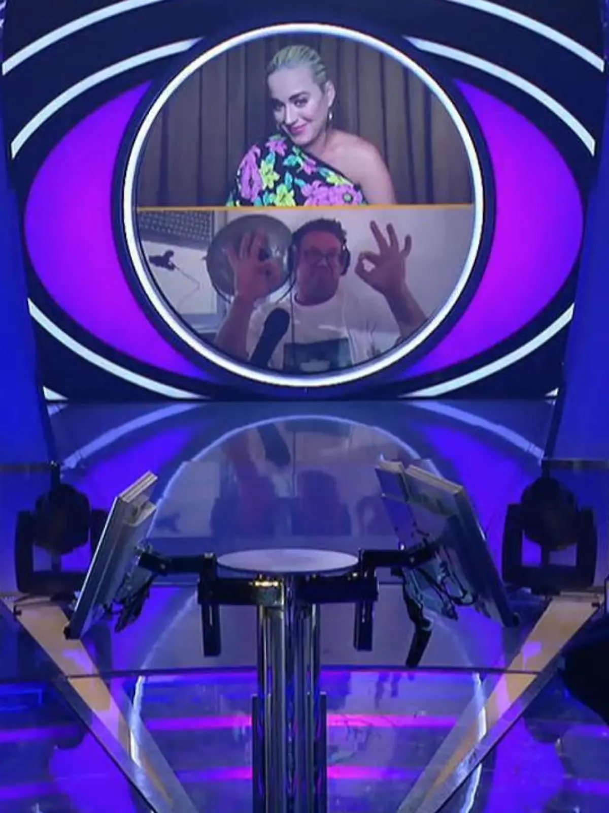 "Wer wird Millionär?"-Kandidat Thomas Sachsenmaier zeigt Moderator Günther Jauch Bilder von seinem Interview mit Pop-Sängerin Katy Perry