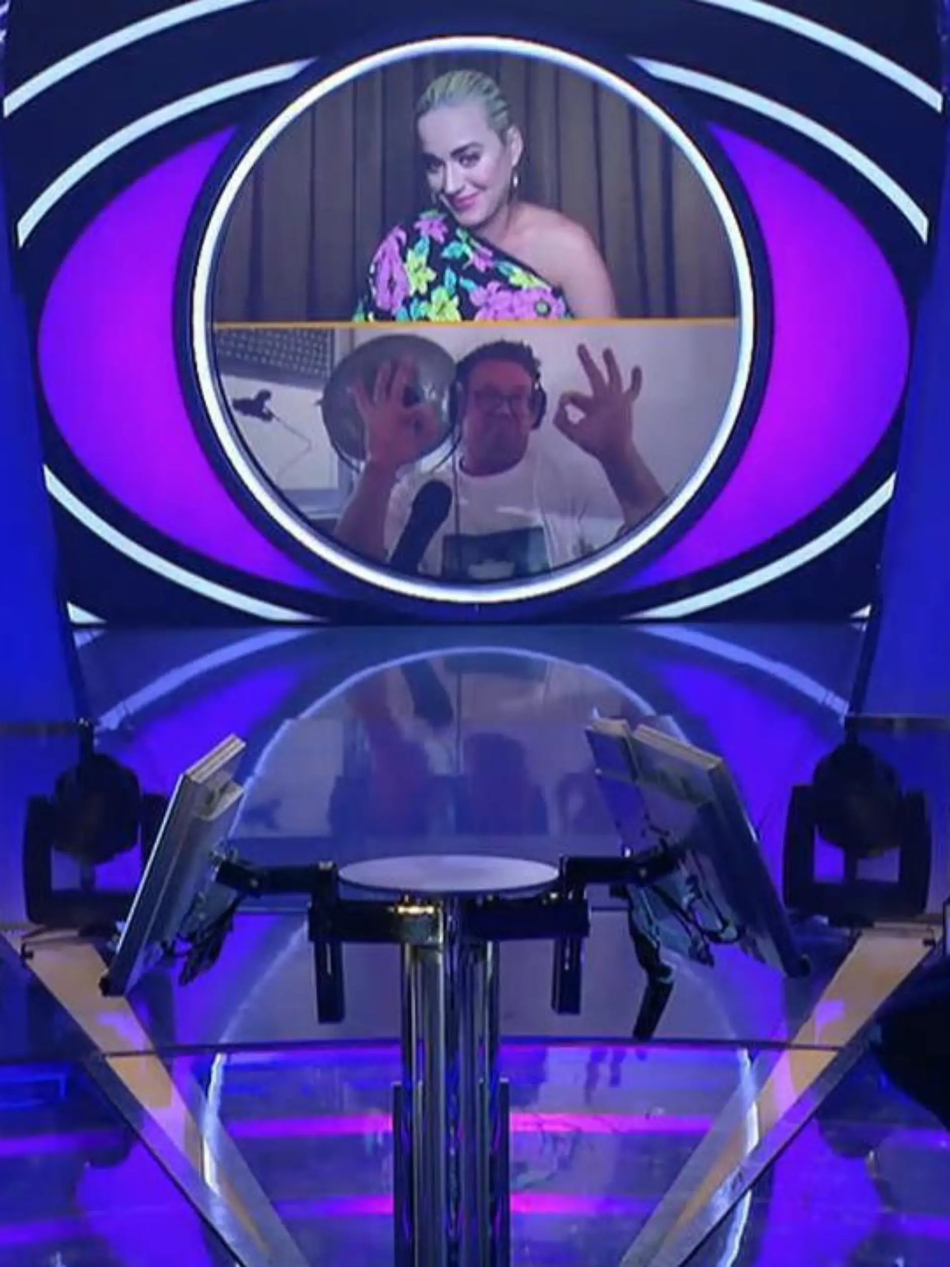 "Wer wird Millionär?"-Kandidat Thomas Sachsenmaier zeigt Moderator Günther Jauch Bilder von seinem Interview mit Pop-Sängerin Katy Perry