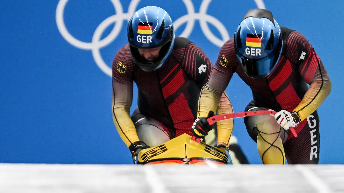 14.02.2022, China, Yanqing: Olympia, Bob, Zweierbob, Männer, 1. Lauf im National Sliding Centre, Francesco Friedrich (r) mit seinem Anschieber Thorsten Margis aus Deutschland in Aktion. Foto: Robert Michael/dpa-Zentralbild/dpa +++ dpa-Bildfunk +++