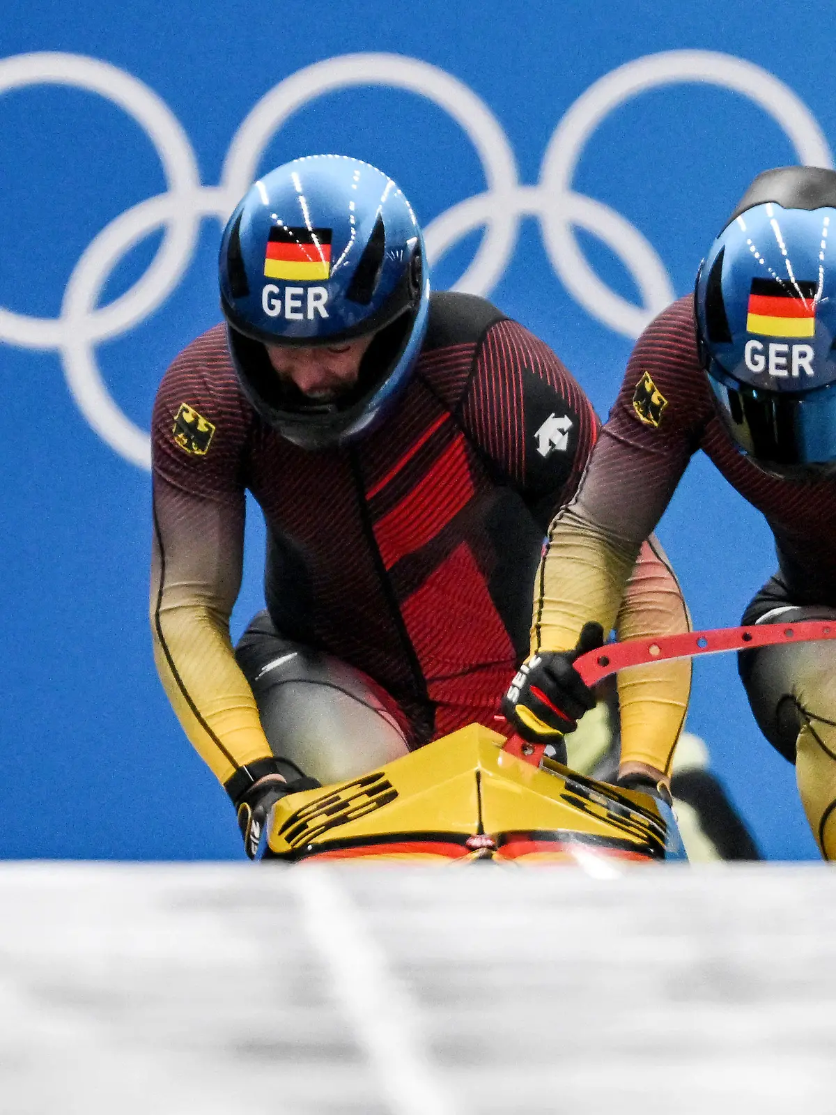14.02.2022, China, Yanqing: Olympia, Bob, Zweierbob, Männer, 1. Lauf im National Sliding Centre, Francesco Friedrich (r) mit seinem Anschieber Thorsten Margis aus Deutschland in Aktion. Foto: Robert Michael/dpa-Zentralbild/dpa +++ dpa-Bildfunk +++
