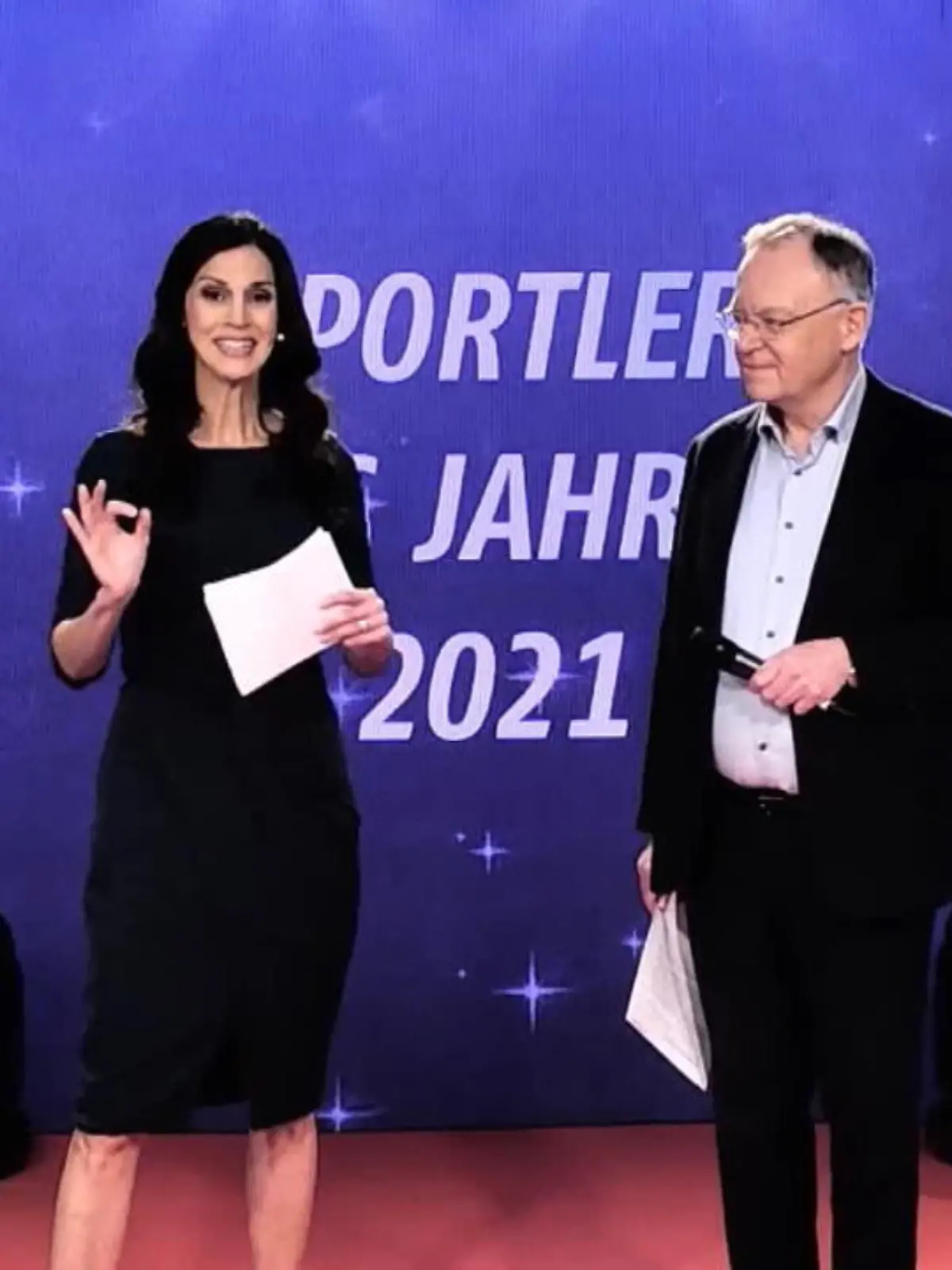 „Wer wird Sportlerin, wer wird Sportler und wer wird Mannschaft des Jahres?“
Es sind die drei Fragen des Abends – Die Antworten darauf kennen RTL Nord-Moderatorin Jasmin Wiegand und Ministerpräsident Stephan Weil. 
„Sportler des Jahres Niedersachsens 2021 ist Judoka Igor Wandtke. Ganz herzlichen Glückwunsch!“
Igor Wandtke gehört in seiner Gewichtsklasse bis 73 Kilogramm seit Jahren zu den Besten der Welt. 2021 holt er bei den Olympischen Spielen die Bronze-Medaille im Team-Mixed-Wettbewerb. Und erreicht bei den World Judo Masters einen ausgezeichneten 3. Platz. Igor Wandtke gehört mit 31 Jahren nicht mehr zu den Jüngsten im Profi-Judo-Sport. Umso größer ist die Freude über die Ehrung zum Sportler des Jahres. 
„Das ist einfach nochmal die Bestätigung dafür, dass man auf dem richtigen Weg ist und die Arbeit sich auch auszahlt.“
Ihren Einsatz hat sie sich bereits vergolden lassen. Julia Krajewski ist Niedersachsens Sportlerin des Jahres. 2021 ist das Jahr von Julia Krajewski: Sie gewinnt als erste Frau bei den Olympischen Spielen die Goldmedaille im Vielseitigkeitsreiten. Mit dem Team holt sie in Tokio einen hervorragenden 4. Platz. Außerdem sichert sich Julia Krajewski 2021 den Deutschen Meistertitel. Julia Krajewski kann den Preis nicht persönlich annehmen, da sie zurzeit beruflich im Ausland ist. Dankeschön möchten sie und ihr Olympia-Pferd aber trotzdem sehr gerne per Videobotschaft sagen.
„Mandy und ich möchten uns ganz herzlich dafür bedanken, dass ihr uns, mich, uns beide ja eigentlich zur Sportlerin des Jahres aus Niedersachsen gewählt habt. Das ist für uns eine ganz tolle Bestätigung nach einem so emotionalen Jahr, in dem wir zusammen die Goldmedaille in Tokio gewonnen haben."
Insgesamt fünfzehn Nominierte waren bei der Niedersächsischen Sportlerwahl 2021 am Start. Bei der Wahl zur Mannschaft des Jahres wurde es nochmal richtig spannend.
„Die Mannschaft des Jahres 2021 ist das Team Fredenbeck. Herzlichen Glückwunsch!“ 
Drei Jahre intensives Training führt das Team zum ersehnten Erfolg – und das gleich doppelt: Die Voltigier-Gruppe Fredenbeck steht 2021 in ihrer Sportart gleich zweimal bei den Weltmeisterschaften ganz oben: Gold in der Pflicht und Gold für die Kür. Trotz des großen Erfolges bei den Weltmeisterschaften mit ihrem Team – Trainerin Gesa Bührig hat bis zu zuletzt nicht mit dem Preis zur Mannschaft des Jahres gerechnet.
„Wir waren überrascht heute das zu gewinnen. Wir wussten nicht als wir hergefahren sind. Wir hatten gedacht alle Mannschaften sind hier und es ist wirklich eine Überraschung für uns. Aber wir freuen uns sehr. Das ist das erste Mal, dass wir nominiert sind und dass wir es gleich gewinnen konnten, war toll.“
Am Ende der Preisverleihung gibt es nur glückliche Gesichter – und einen Wunsch des Ministerpräsidenten.
„Ich hoffe, dass es gleichzeitig auch ein Beispiel für viele andere ist, die im Moment unter schwierigen Bedingungen ihren Sport nachgehen. Ich bin sicher, nach der Pandemie wird der niedersächsische Sport umso stärker daraus hervorgehen.“
Denn eins ist sicher: Auch im kommenden Jahr werden sie wieder gesucht: Die Sportlerin, der Sportler und die Mannschaft des Jahres aus Niedersachsen.