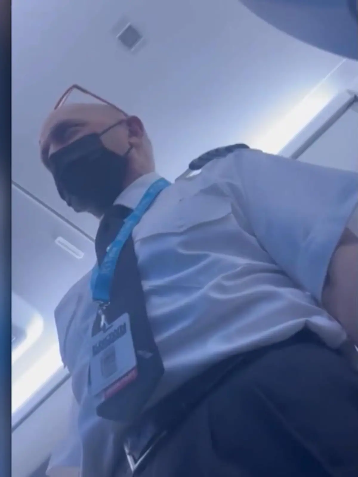 Wer in diesem Flieger von LA nach DC saß, hat es kurzzeitig richtig mit der Angst bekommen. Denn an Bord befand sich ein Passagier, der offenbar versucht hat, dass Cockpit aufzubrechen, außerdem eine der Ausgangstüren zu öffnen.