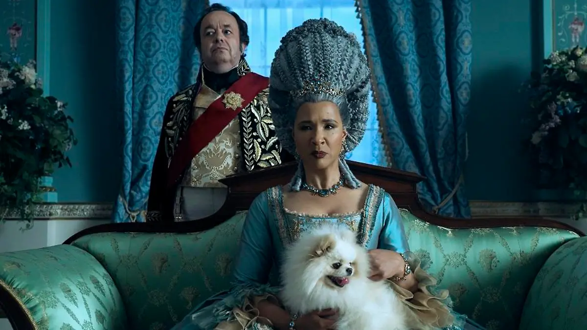 Queen Charlotte: A Bridgerton Story. (L to R) Hugh Sachs as Brimsley, Golda Rosheuvel as Queen Charlotte in episode 102 of Queen Charlotte: A Bridgerton Story. Cr. Liam Daniel/Netflix © 2023