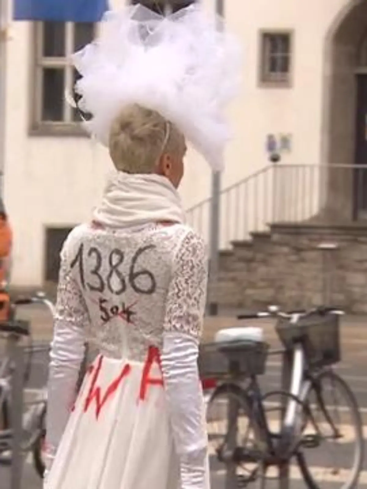 Mit der Aktion "One billion rising" wird weltweit gegen Gewalt an Frauen und Mädchen demonstriert, auch in Hessen. Sowohl die Schweizer Künstlerin Barbara Henning Marques in Rüsselsheim als auch die Schüler des Philippinum Gymnasiums aus Marburg möchten auf die Aktion aufmerksam machen. Wie das Sozialministerium reagiert, im Video!