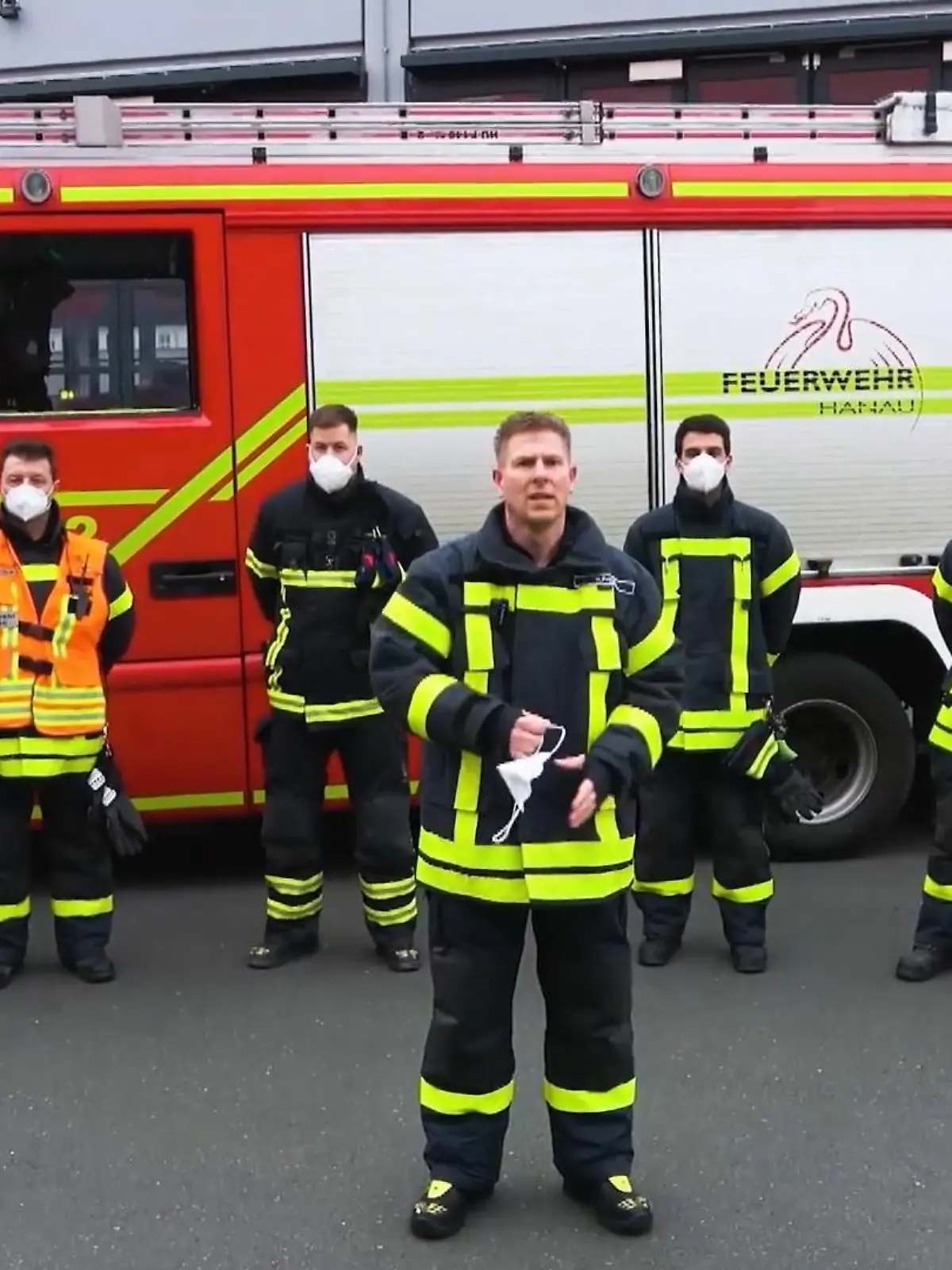 Die Feuerwehr lässt immer wieder viele Kinder-Augen strahlen. Deswegen war auch die Feuerwehr-Wache in Hanau immer ein beliebtes Ausflugsziel für Kindergruppen. Da Besuche aber in der aktuellen Coronazeit nicht möglich sind, haben sich die Feuerwehrmänner in Hanau etwas ganz Besonderes ausgedacht. Was genau das ist, erfahren Sie im Video.