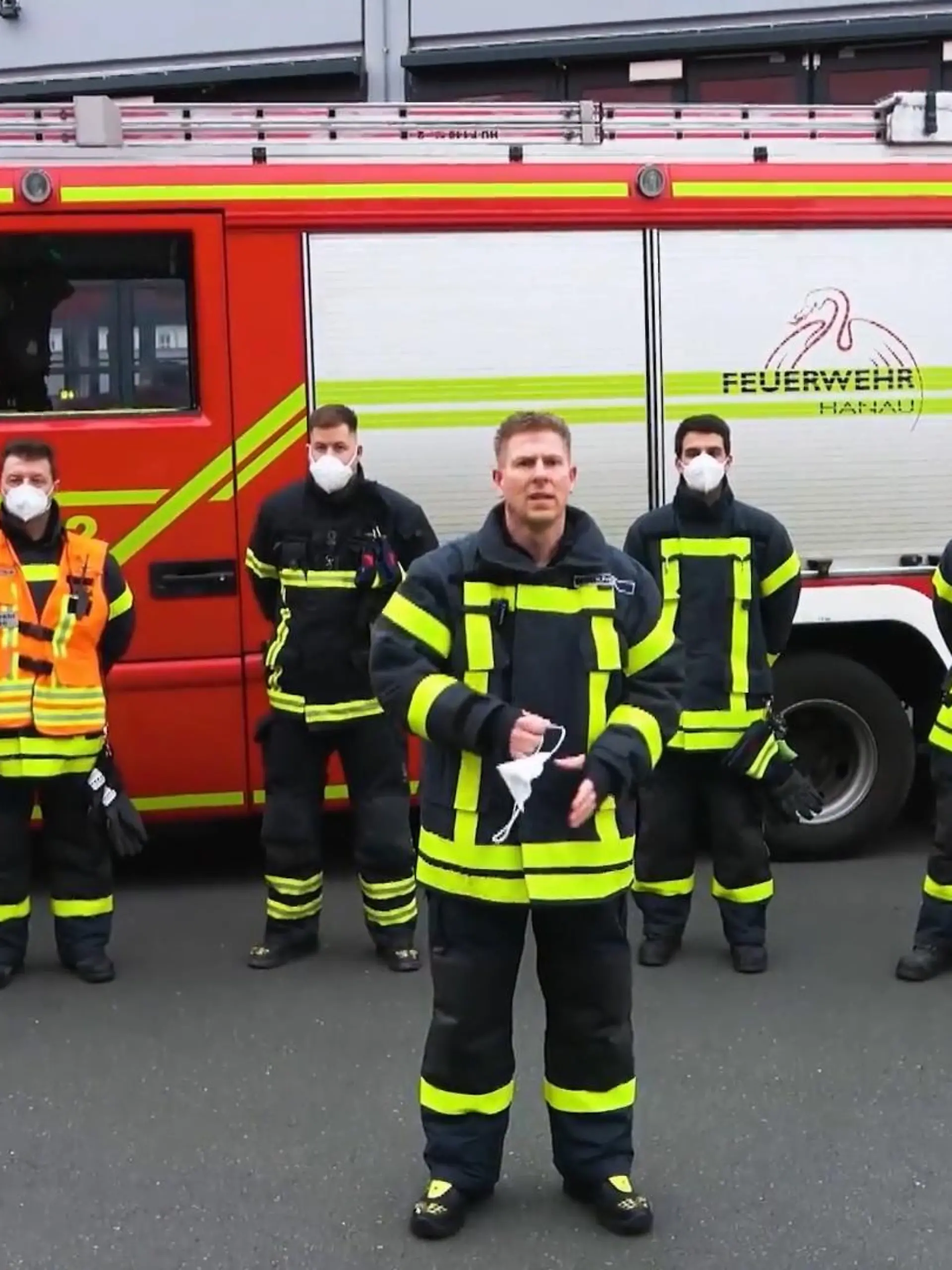 Die Feuerwehr lässt immer wieder viele Kinder-Augen strahlen. Deswegen war auch die Feuerwehr-Wache in Hanau immer ein beliebtes Ausflugsziel für Kindergruppen. Da Besuche aber in der aktuellen Coronazeit nicht möglich sind, haben sich die Feuerwehrmänner in Hanau etwas ganz Besonderes ausgedacht. Was genau das ist, erfahren Sie im Video.