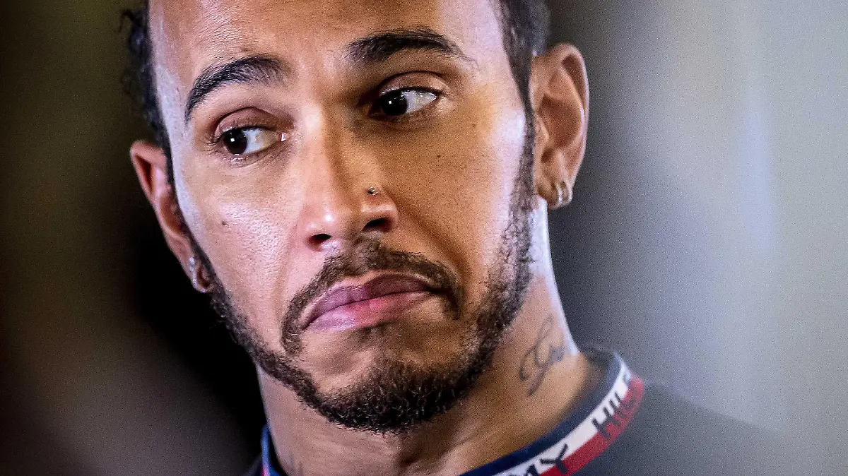 2021-12-11 18:39:47 ABU DHABI - Lewis Hamilton spricht nach dem Qualifying für den Großen Preis von Abu Dhabi vor der Presse auf dem Yas Marina Circuit. Mit der gleichen Punktzahl (369,5) gehen Max Verstappen und Lewis Hamilton beim letzten Grand Prix des Jahres in den Kampf um den Weltmeistertitel. REMKO DE WAAL
