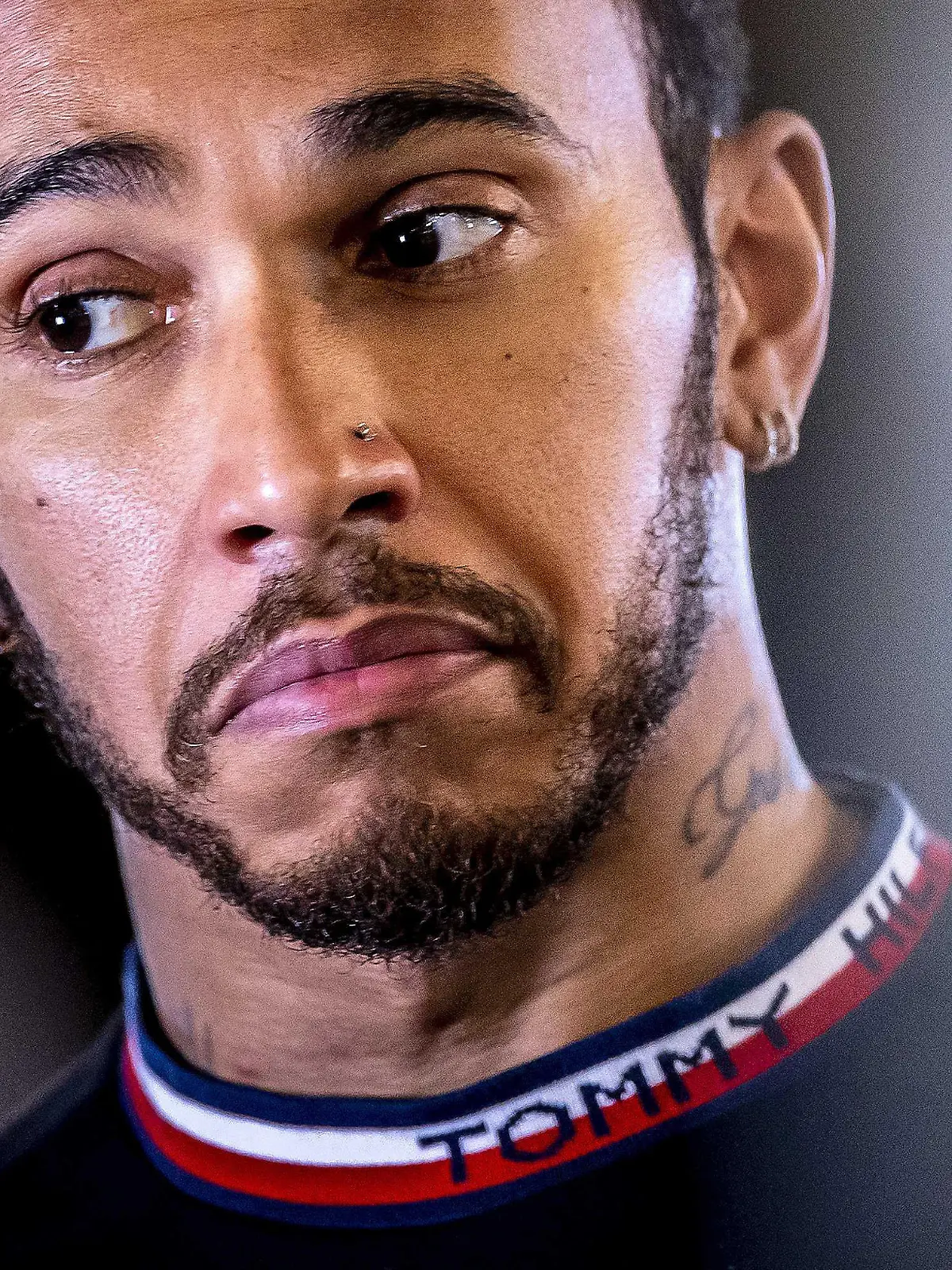2021-12-11 18:39:47 ABU DHABI - Lewis Hamilton spricht nach dem Qualifying für den Großen Preis von Abu Dhabi vor der Presse auf dem Yas Marina Circuit. Mit der gleichen Punktzahl (369,5) gehen Max Verstappen und Lewis Hamilton beim letzten Grand Prix des Jahres in den Kampf um den Weltmeistertitel. REMKO DE WAAL